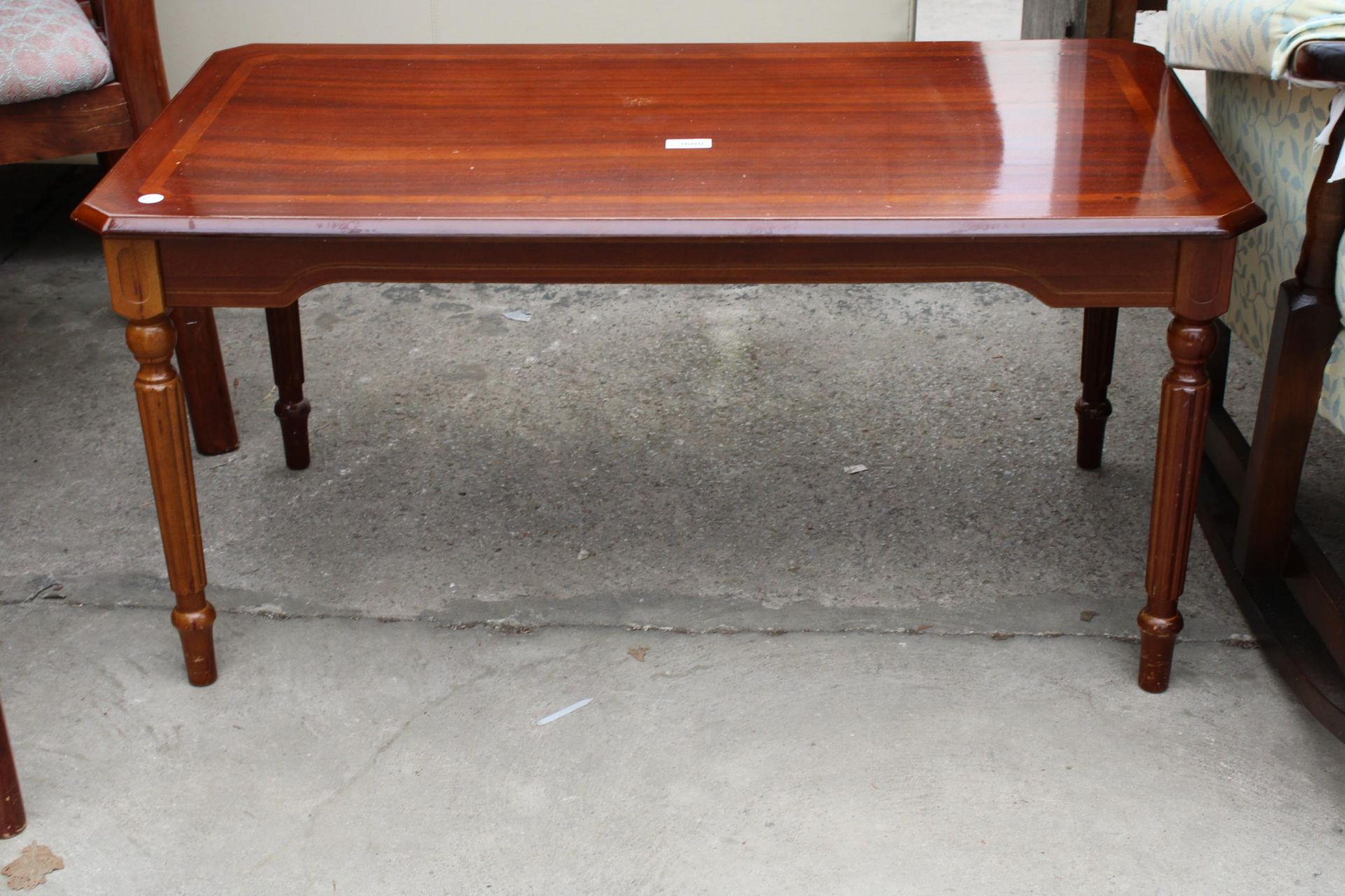 A MODERN POLISHED HARDWOOD COFFEE TABLE WITH CANTED CORNERS ON TURNED AND FLUTED LEGS, 37" X 20" - Bild 2 aus 2