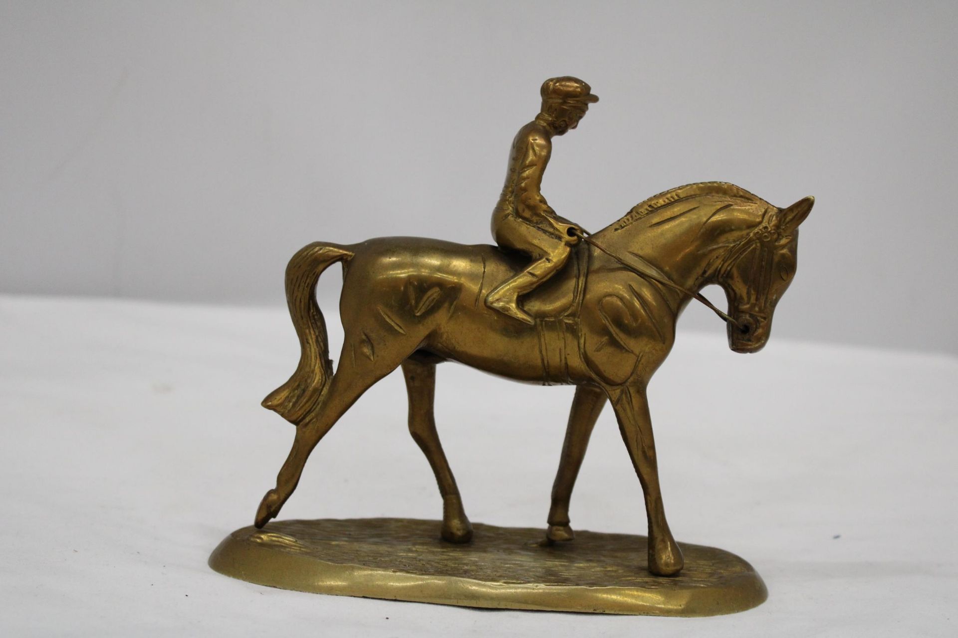 A DETAILED HEAVY BRASS HORSE AND JOCKEY FIGURE, HEIGHT 16CM, LENGTH 17CM - Image 4 of 5