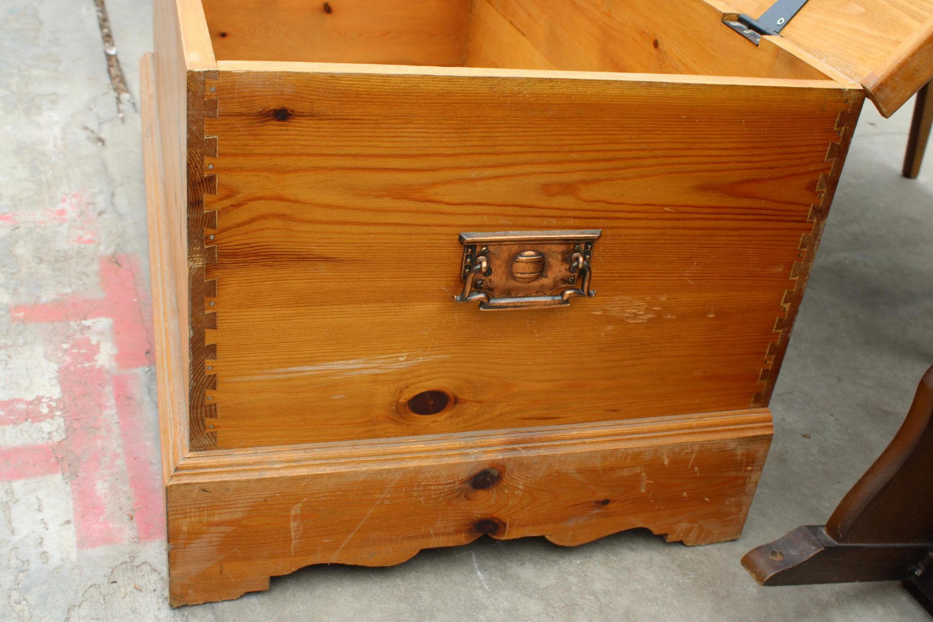 A MODERN PINE BLANKET CHEST, 37" X 19" - Image 3 of 4