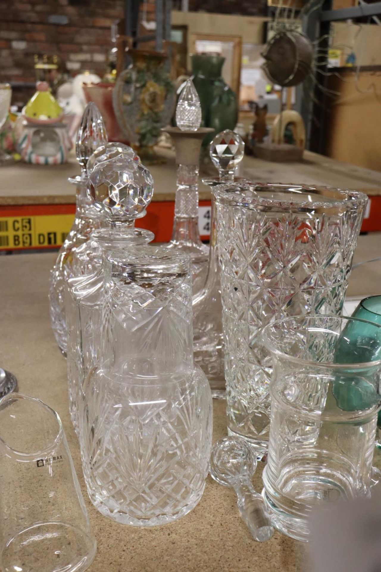 A QUANTITY OF GLASSWARE TO INCLUDE DECANTERS, VASE, TANKARD, ETC., - Image 5 of 6