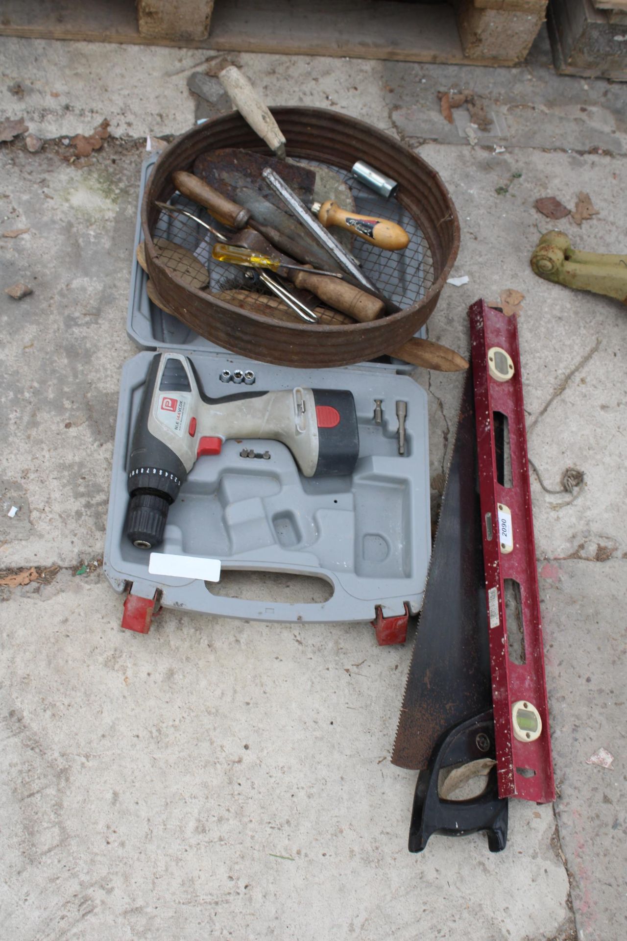 AN ASSORTMENT OF TOOLS TO INCLUDE DRILLS, DRILL BITS AND A BATTERY CHARGER ETC