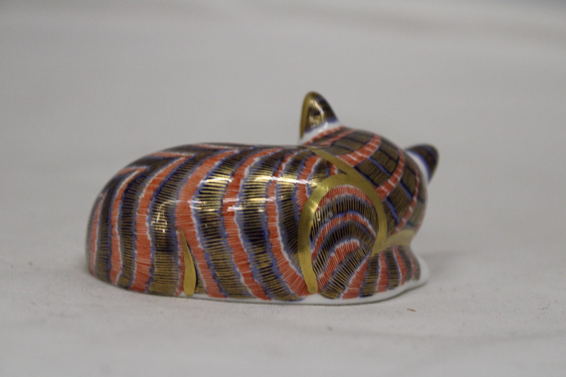 A ROYAL CROWN DERBY SLEEPING CAT (FIRSTS) - Image 4 of 6