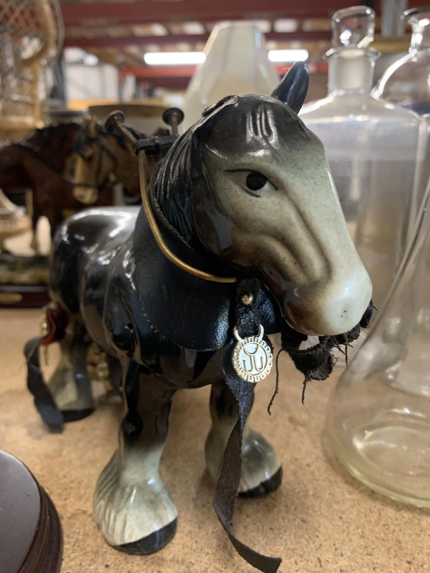 A COLLECTION OF HORSE RELATED ORNAMENTS, THREE ON WOODEN PLINTHS - FEATURING THE LEONARDO COLLECTION - Image 5 of 5