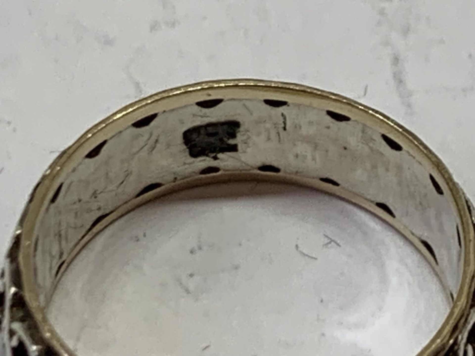 A 9CT GOLD AND SILVER RING - Image 3 of 3