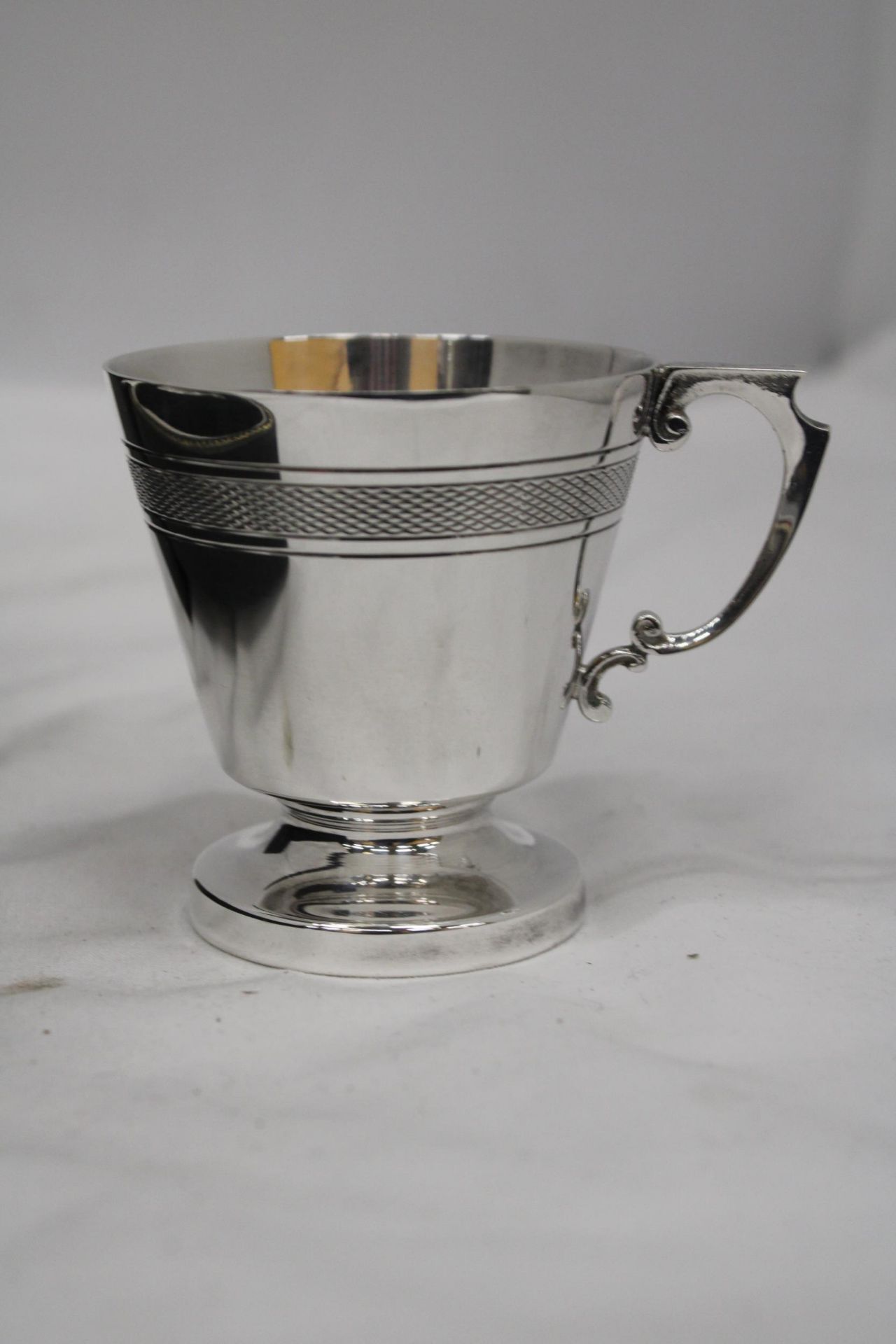 A VINTAGE SILVER PLATED CHRISTENING CUP IN THE ORIGINAL PRESENTATION BOX - Image 5 of 5