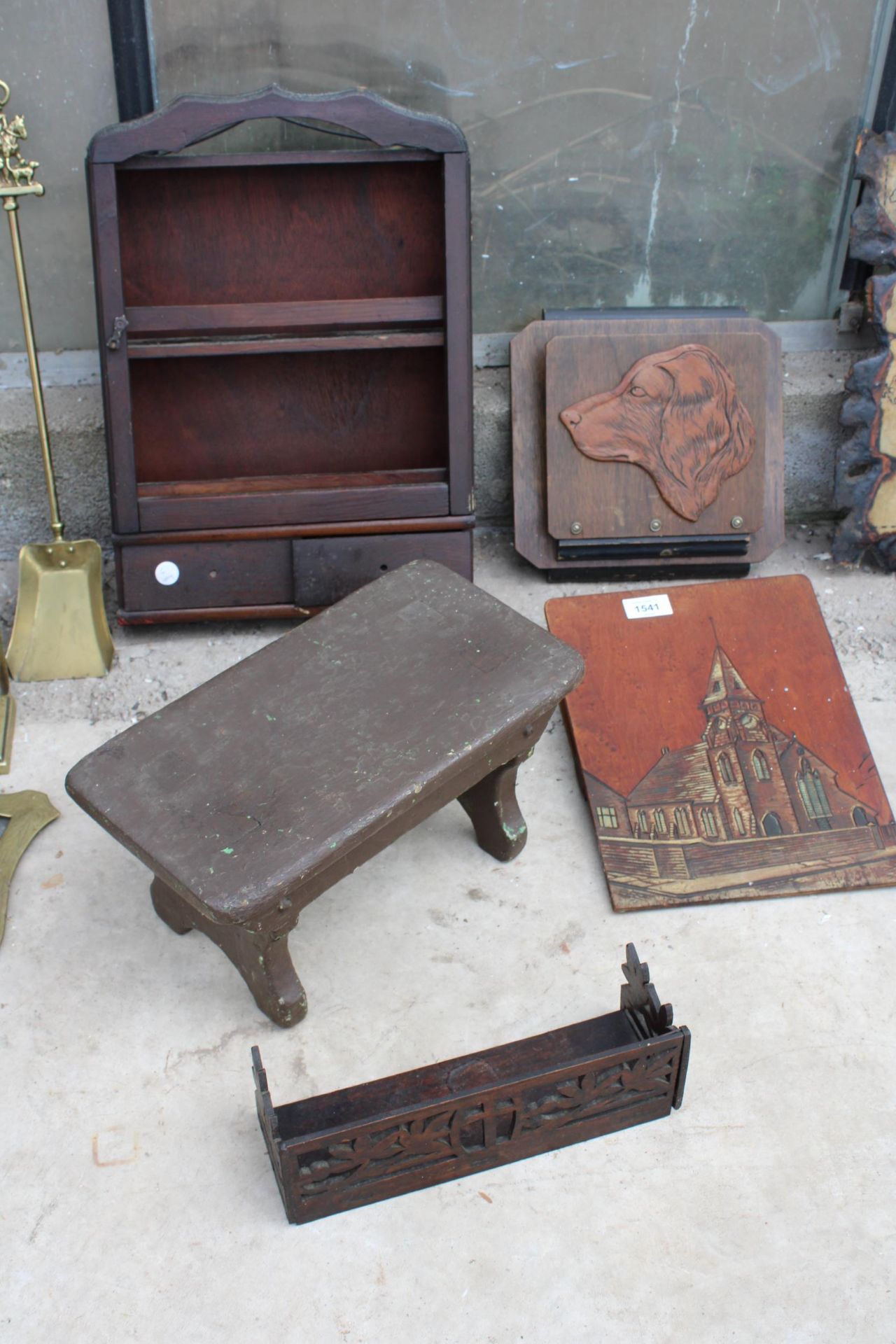 AN ASSORTMENT OF TREEN ITEMS TO INCLUDE A SMALL STOOL, A DISPLAY UNIT AND TWO MAGAZINE RACKS ETC