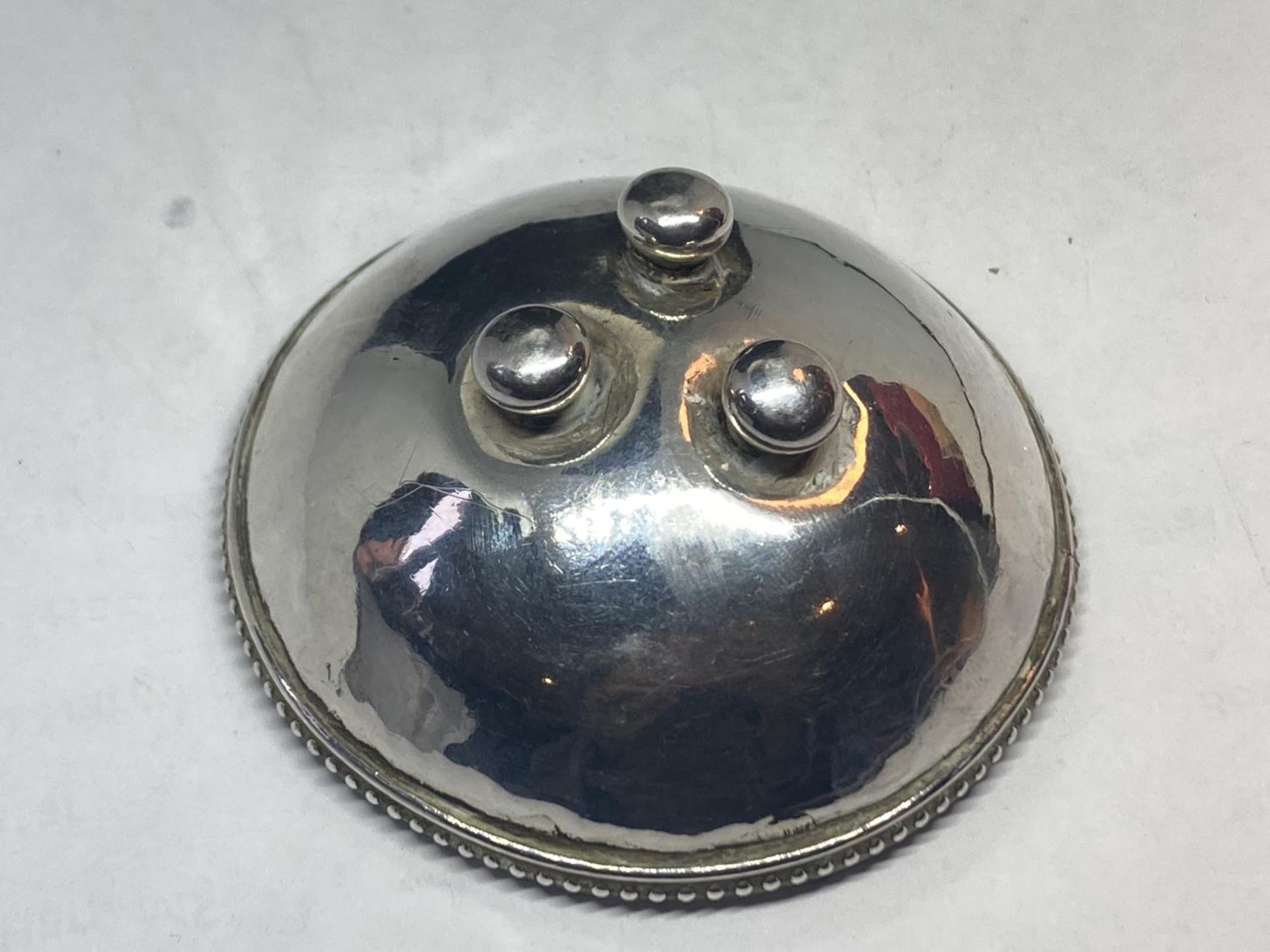 A TESTED TO SILVER DISH ON THREE BUN FEET GROSS WEIGHT 45.6 GRAMS - Image 3 of 3