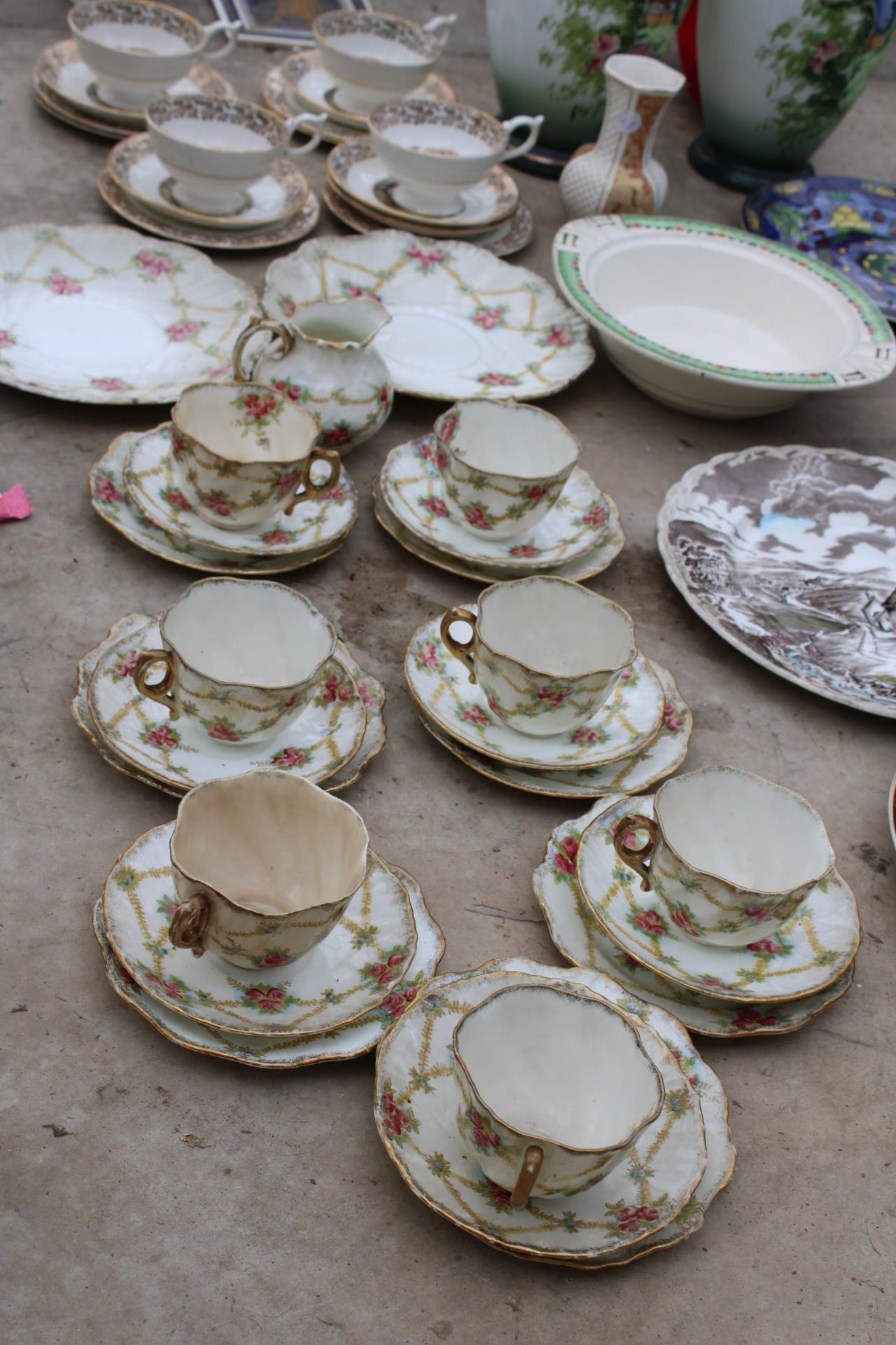 AN ASSORTMENT OF CERAMICS TO INCLUDE PLATES, A PAIR OF VASES AND TRIOS ETC - Image 2 of 4