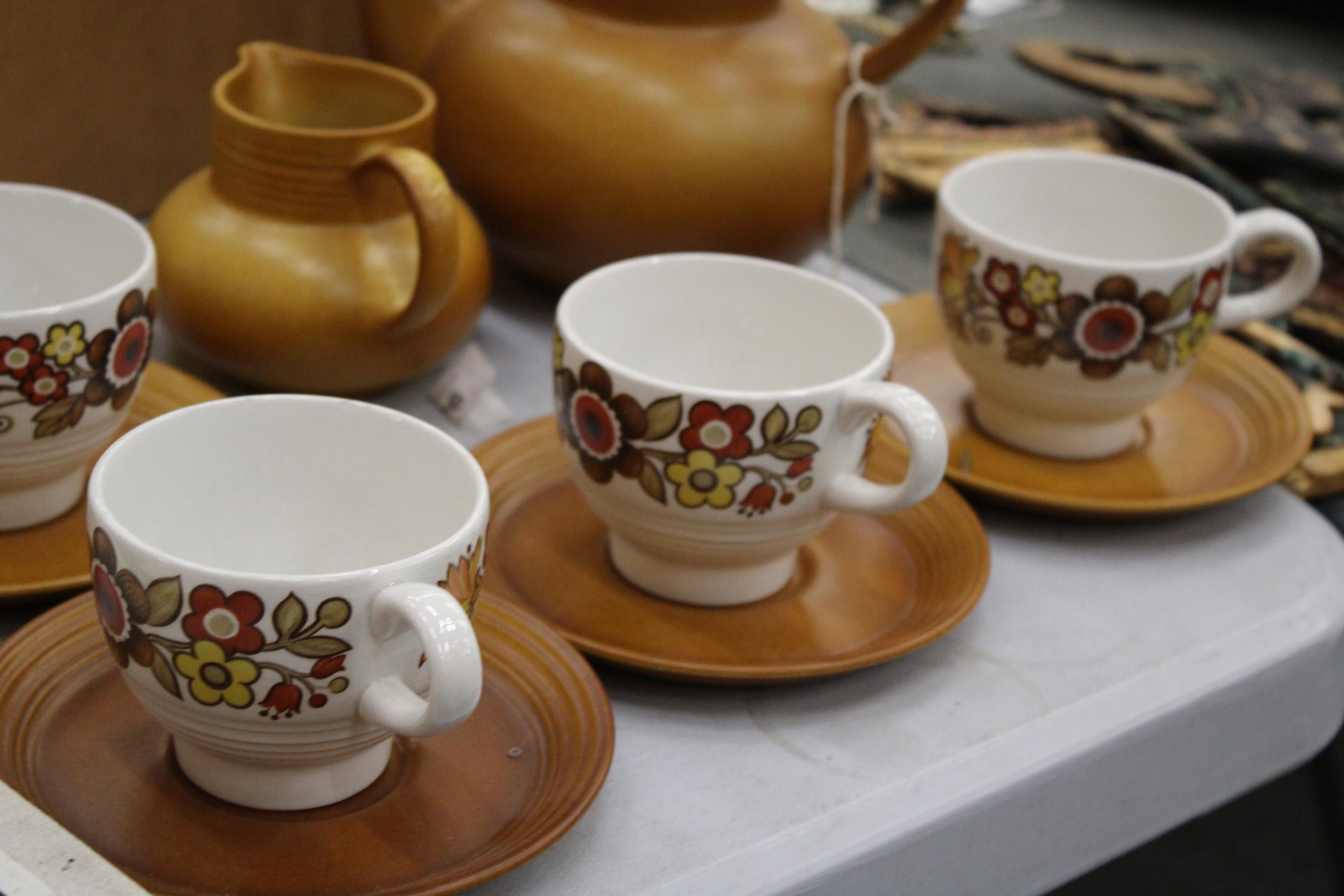 A RETRO 1960'S/70'S MYOTT PART COFFEE SET TO INCLUDE A COFFEE POT, CREAM JUG, CUPS AND SAUCERS - Image 5 of 5