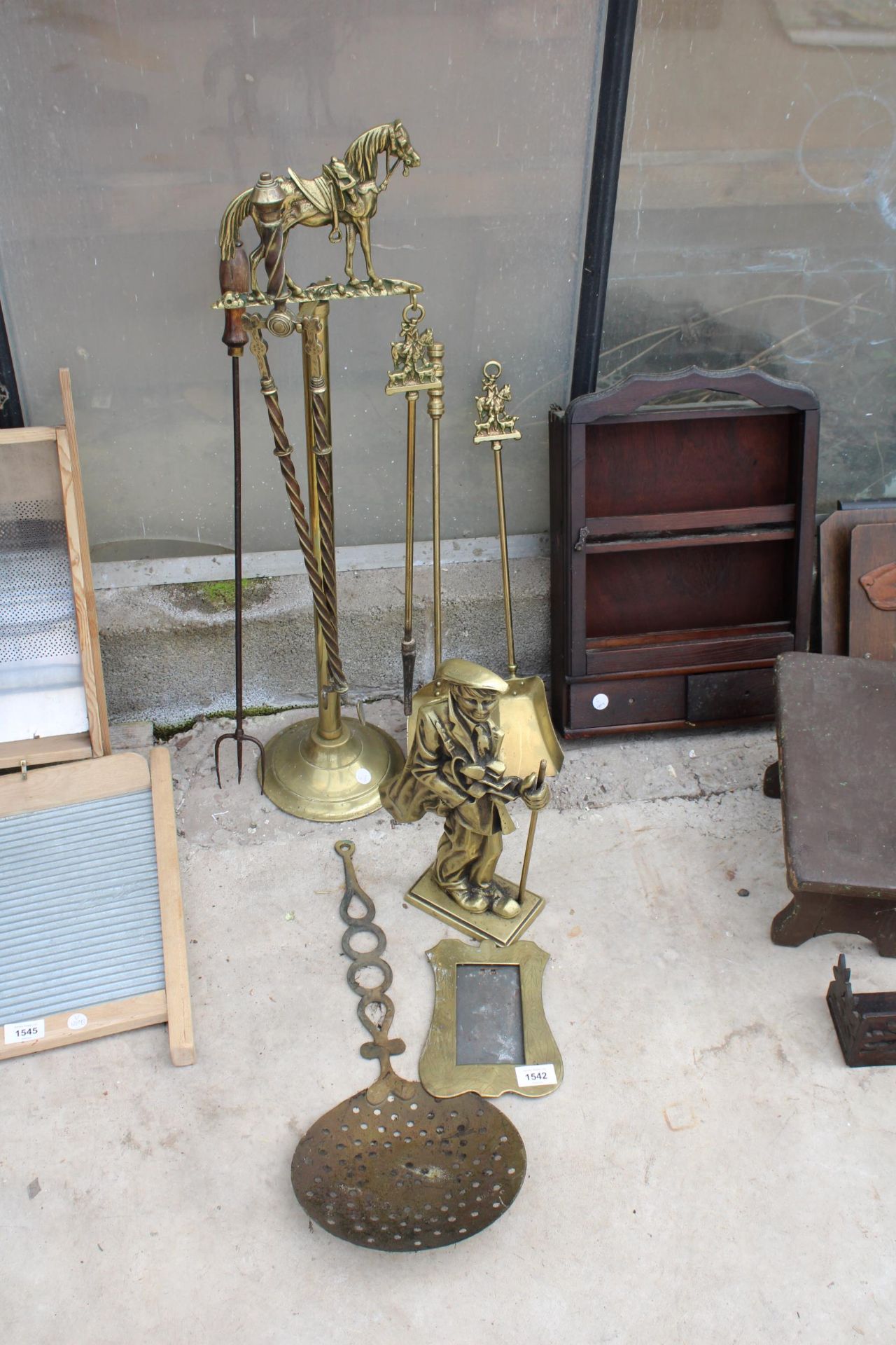 AN ASSORTMENT OF BRASS ITEMS TO INCLUDE A COMPANION SET, A PICTURE FRAME AND A DOR STOP ETC