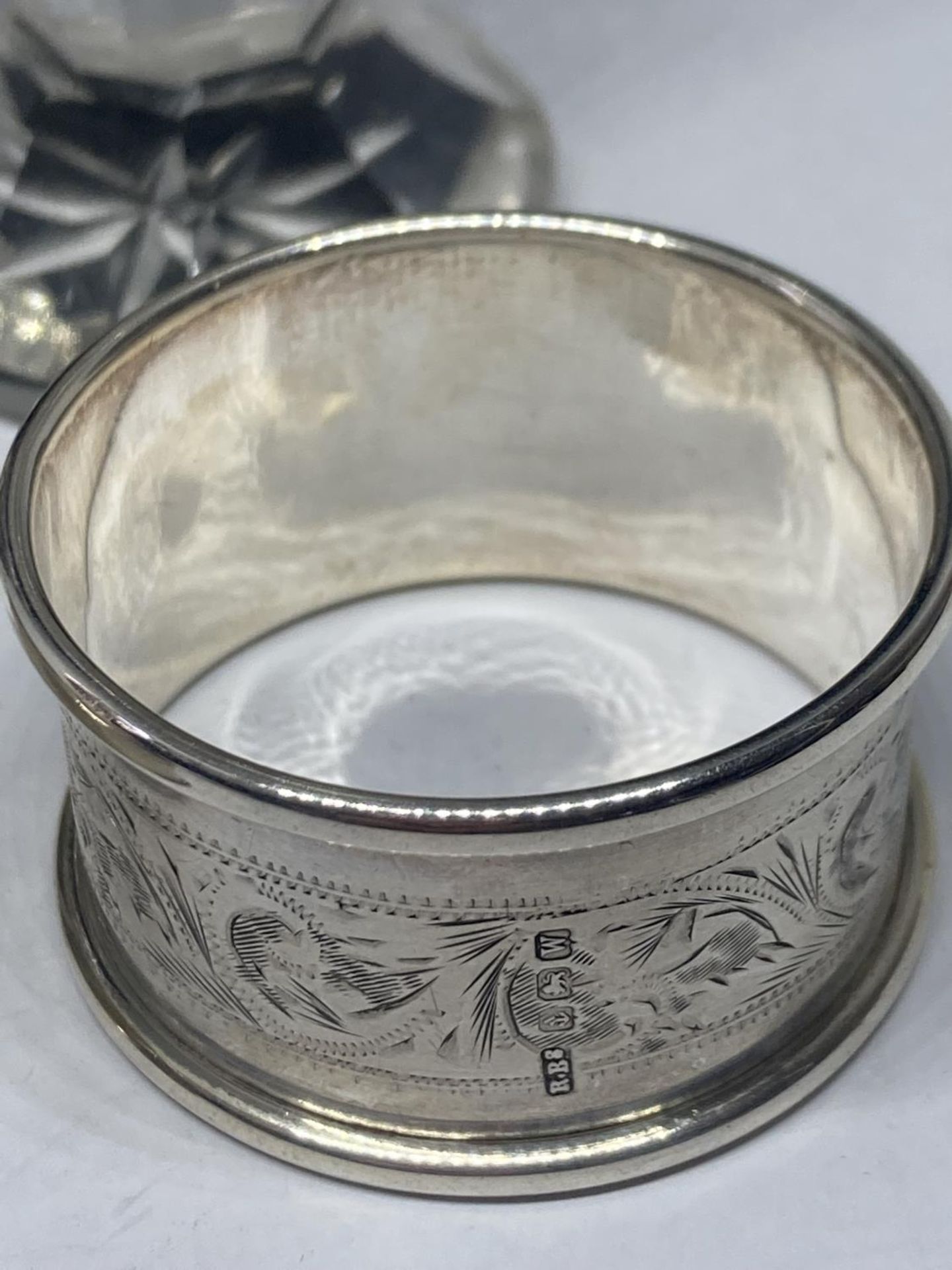 FOUR HALLMARKED SILVER ITEMS TO INCLUDE THREE BIRMINGHAM AND ONE CHESTER COMPRISING OF A GLASS SCENT - Image 3 of 6