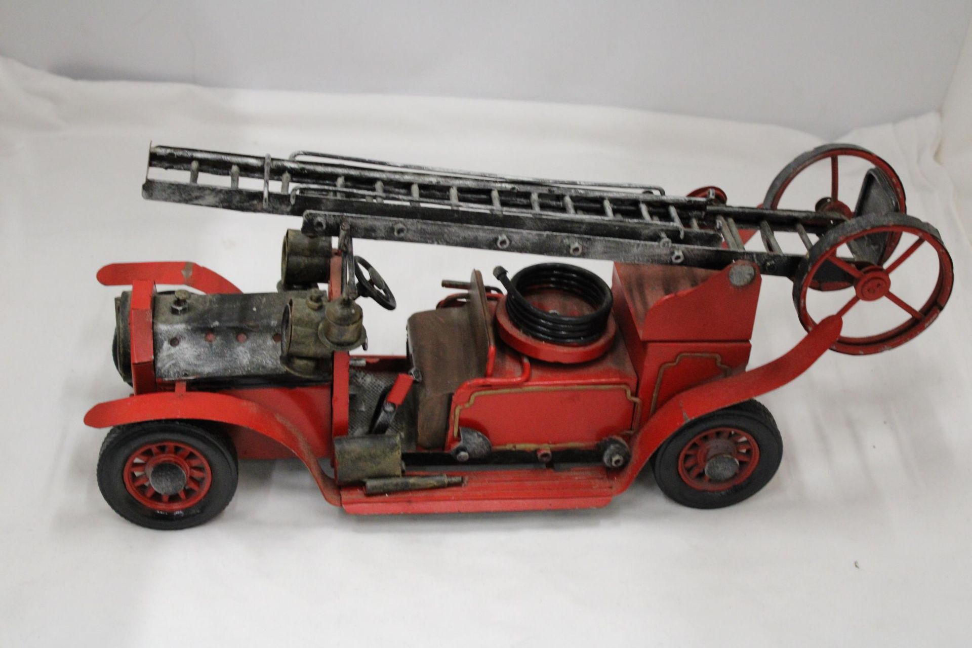 A 1930'S STEEL AND TIN PLATE FIRE ENGINE, LENGTH 41CM