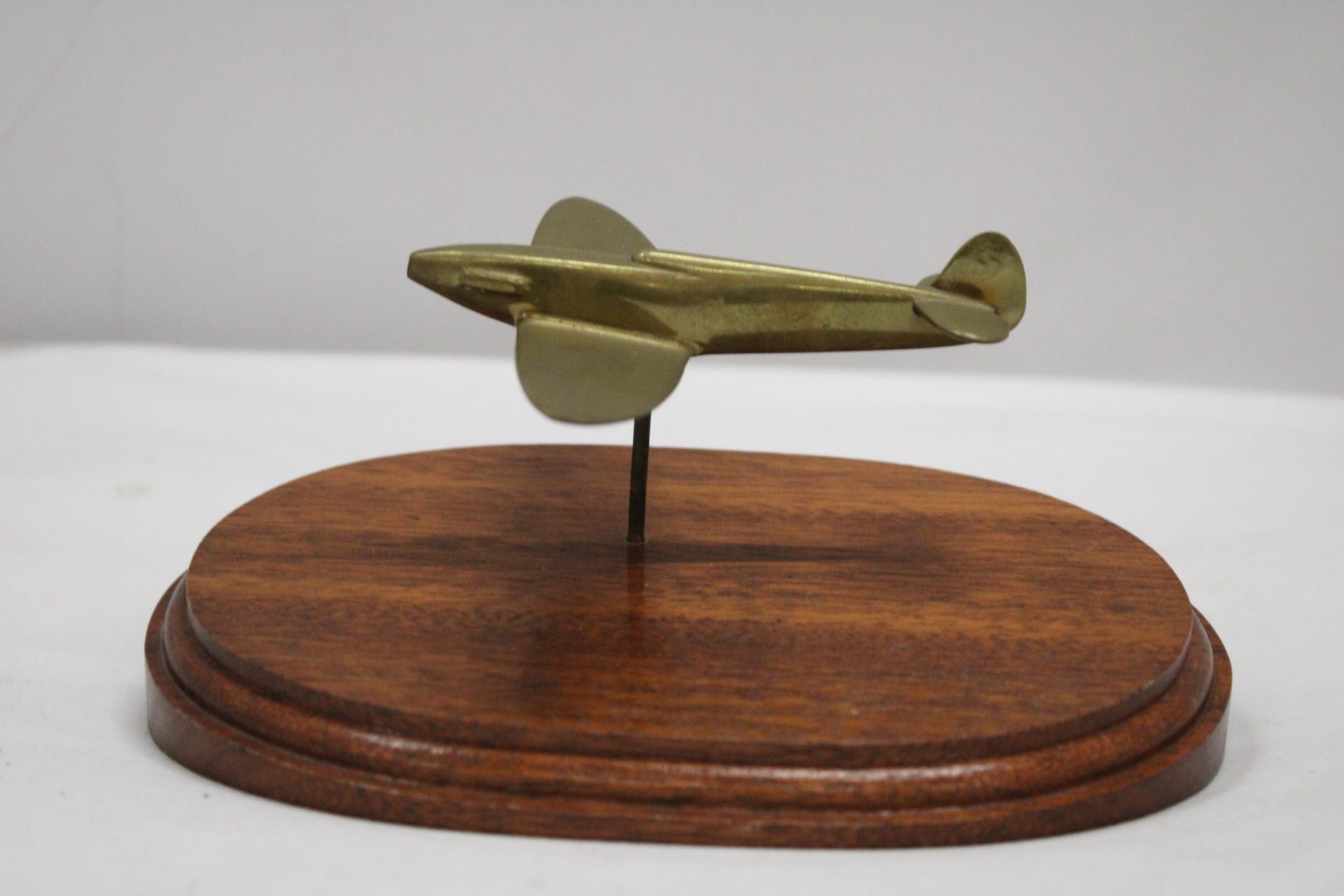 A BRASS MODEL OF AN RAF HAWKER HURRICANE WW11 AEROPLANE, ON A WOODEN PLINTH, HEIGHT APPROX 10CM