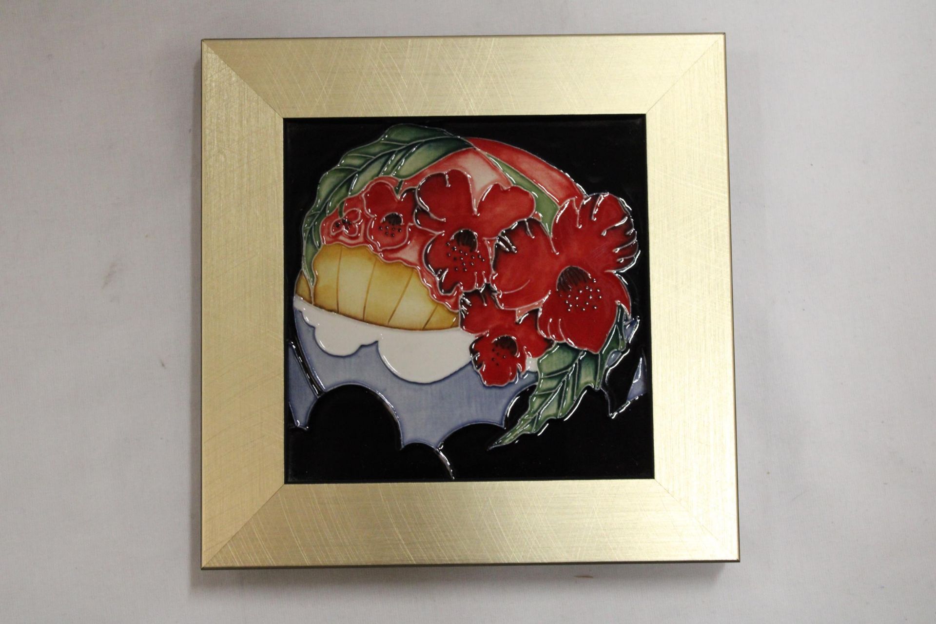 A MOORCROFT WALL PLAQUE 14 X 14 CM WITH FRAME - Image 2 of 5
