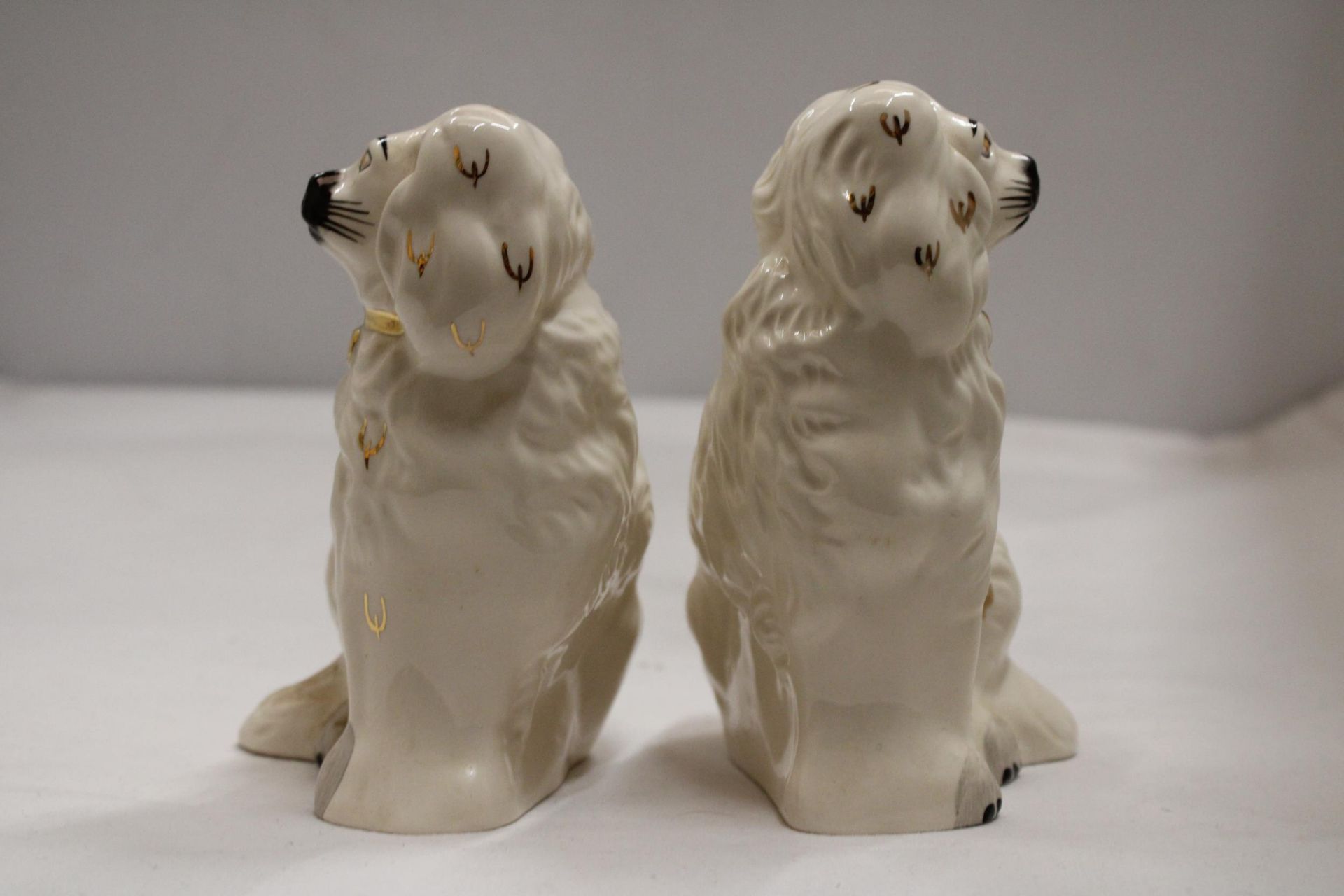 A PAIR OF MEDIUM SIZED SPANIEL DOGS IN ORIGINAL BOX - Image 3 of 6