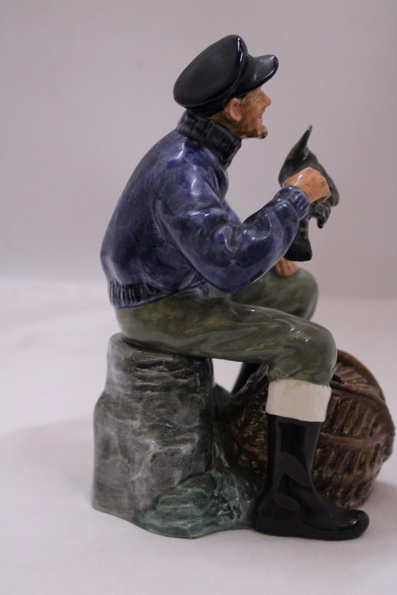 A ROYAL DOULTON "THE LOBSTER MAN" FIGURINE HN2317 - Bild 4 aus 5