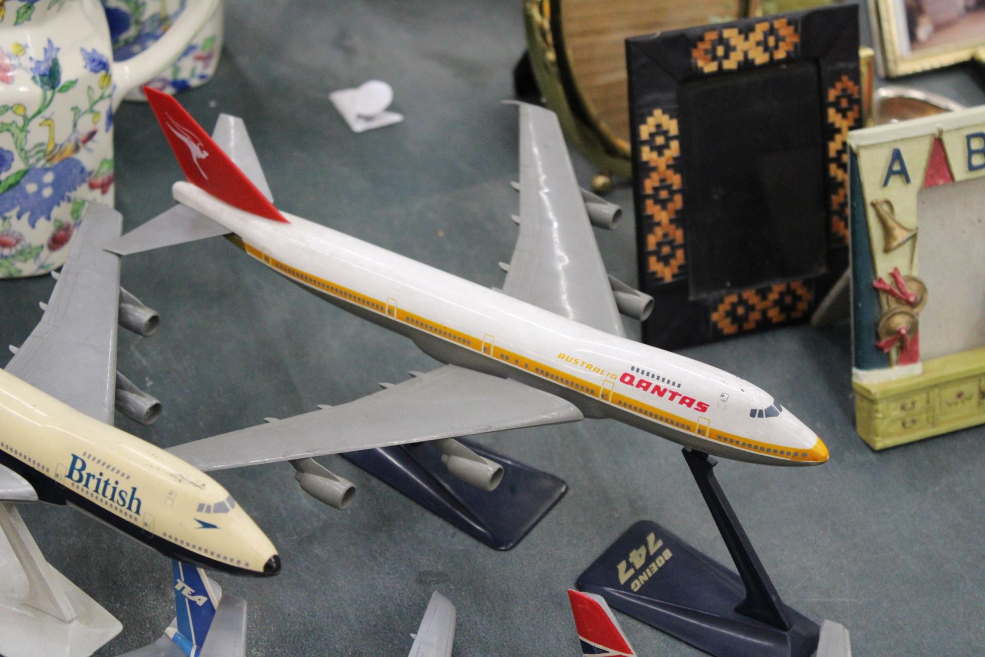 FIVE VINTAGE MODELS OF PLANES, FOUR ON PLINTHS, TO INCLUDE BRITISH AIRWAYS AND QANTAS - Image 4 of 6