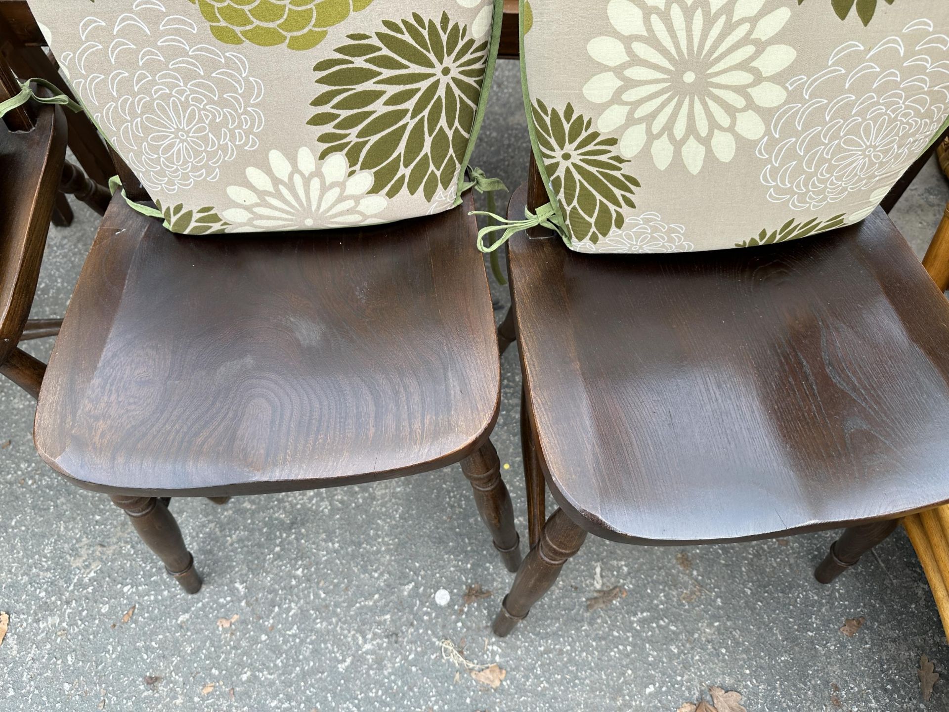 A SET OF FOUR ELM AND BEECH WINDSOR STYLE PIERCED SPLAT BACK DINING CHAIRS - Bild 3 aus 7