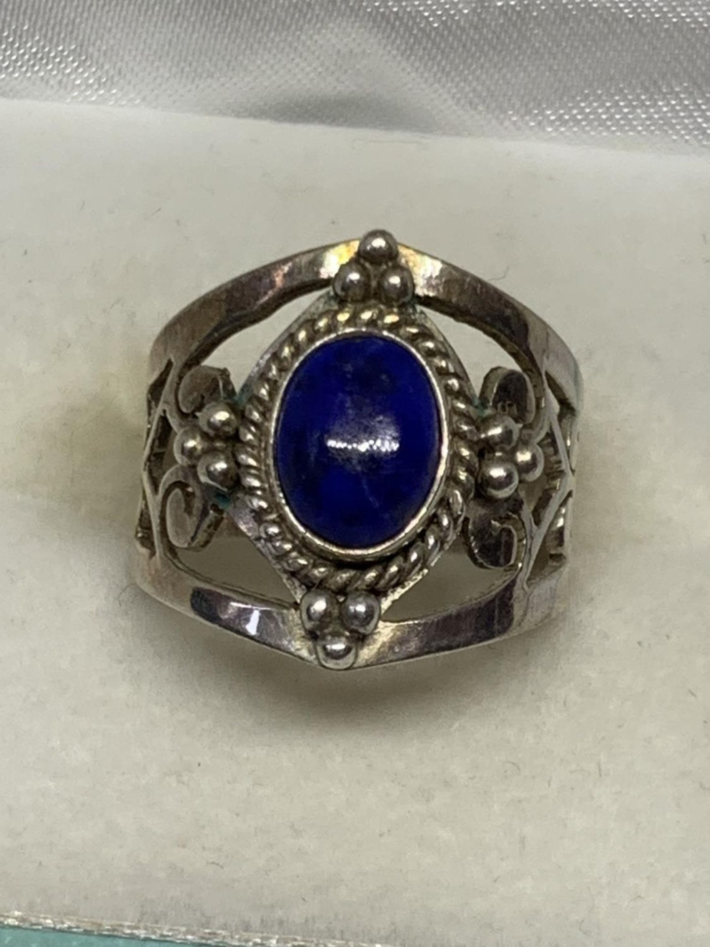 A BOXED SILVER PURPLE STONE RING - Image 2 of 3