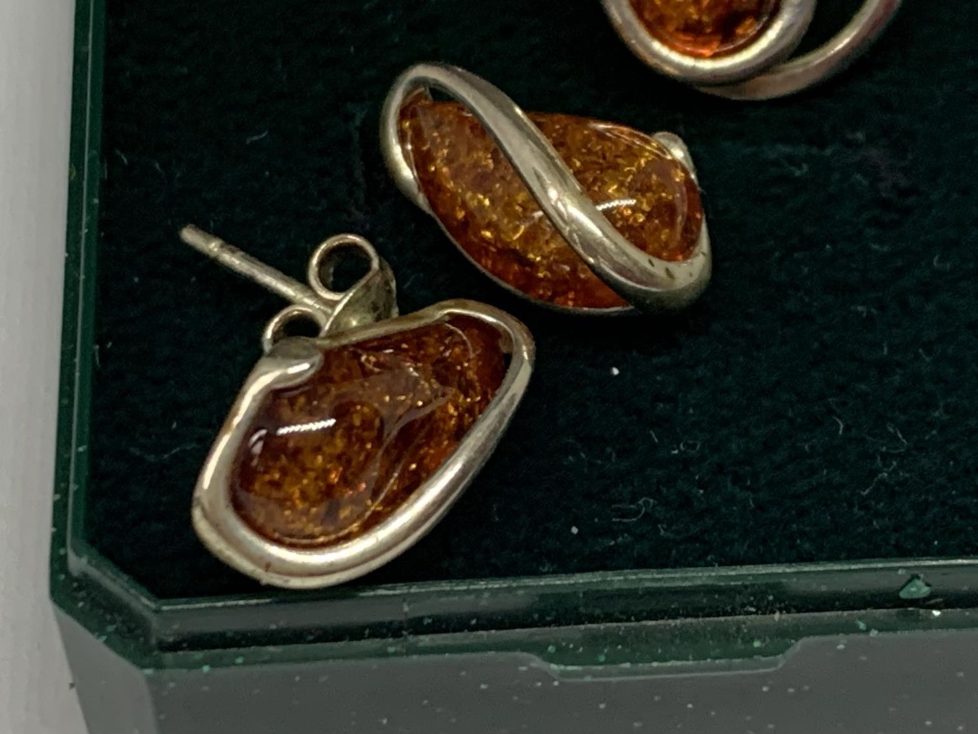 TWO PAIRS OF SILVER AND AMBER EARRINGS IN A PRESENTATION BOX - Bild 3 aus 3