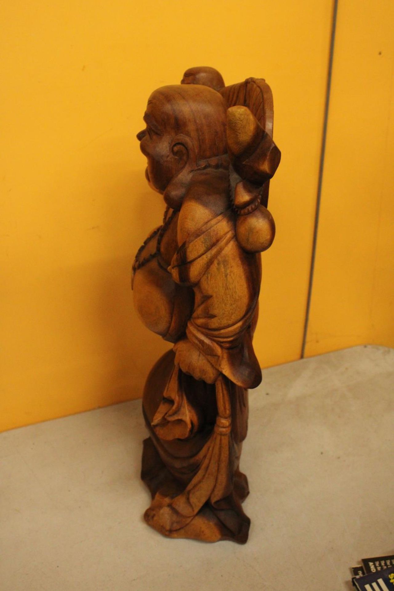 A CARVED WOODEN LAUGHING BUDDAH FIGURE 20" TALL - Image 4 of 6