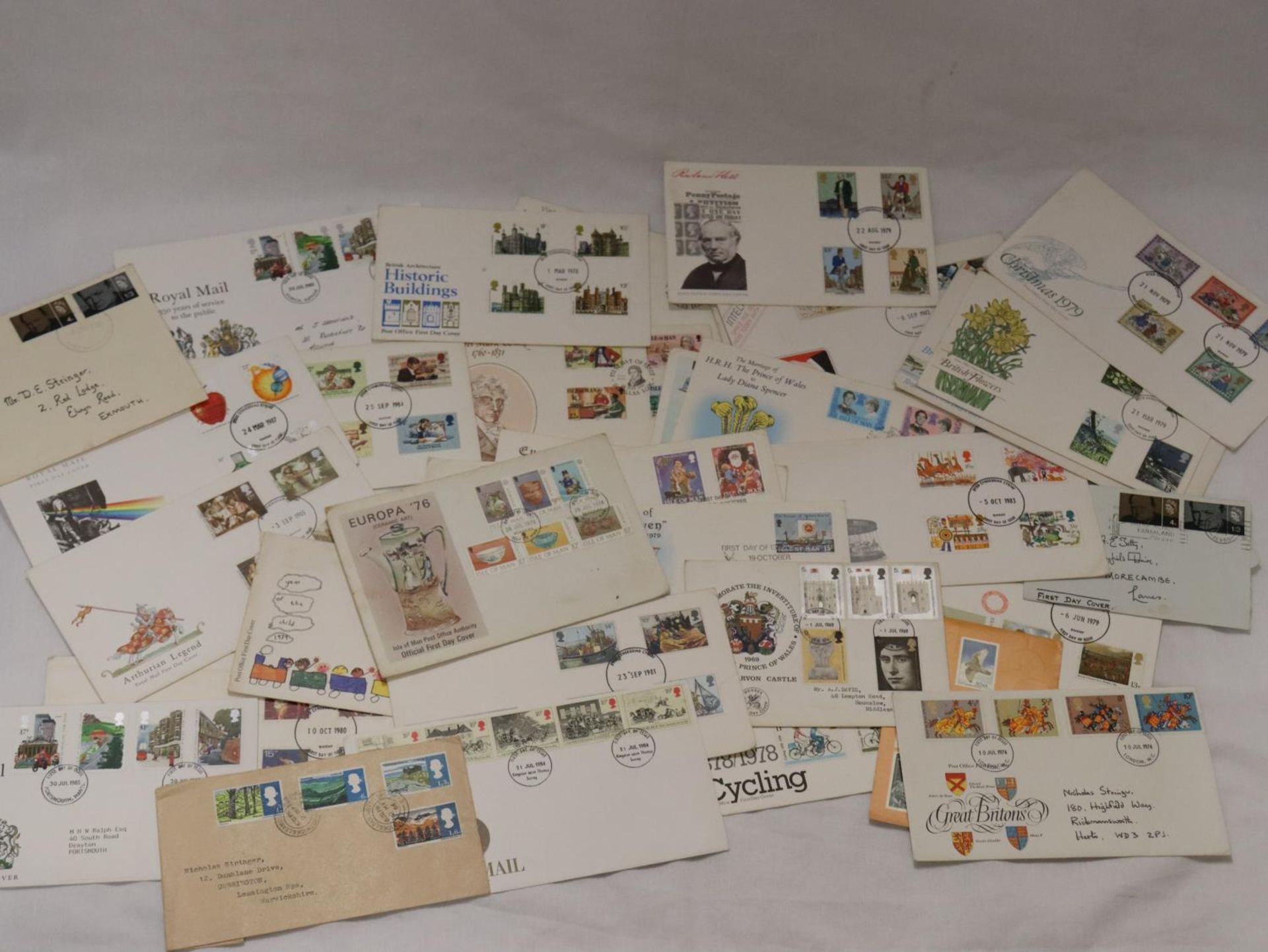 A CARTON CONTAINING AN ACCUMULATION OF GB FIRST DAY COVERS - Bild 3 aus 6