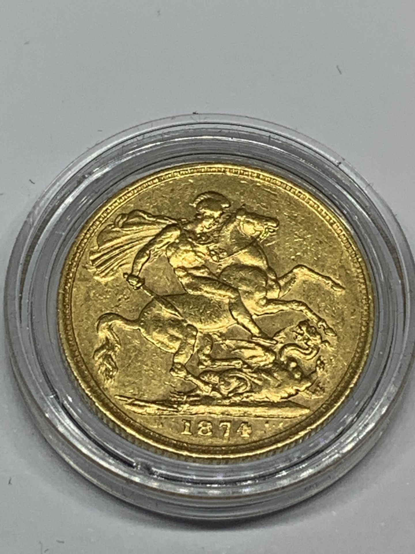 AN 1874 GOLD SOVEREIGN QUEEN VICTORIA YOUNG HEAD, SYDNEY MINT