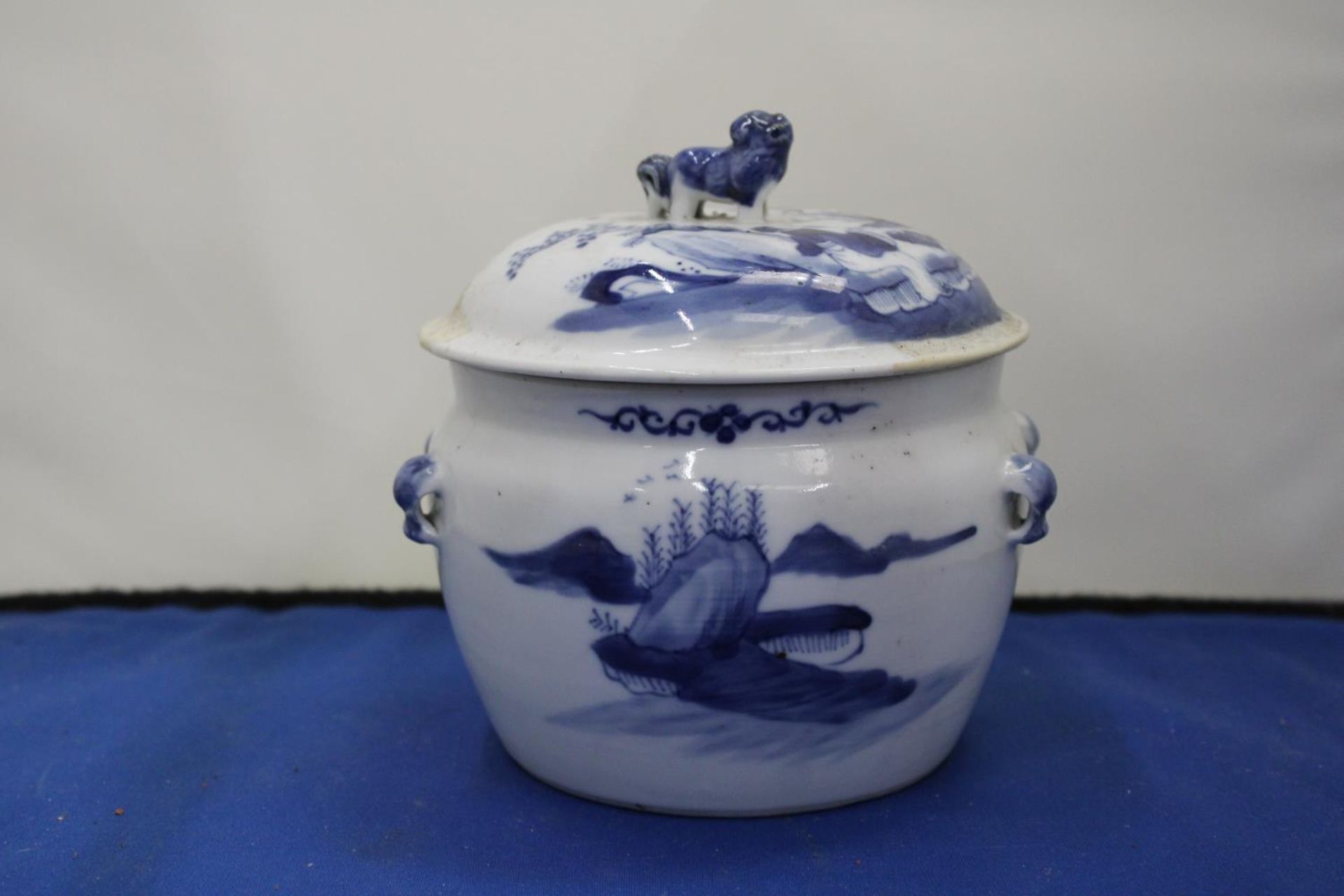 AN ORIENTAL BLUE AND WHITE LIDDED POT WITH FOO DOG LID - Image 2 of 4