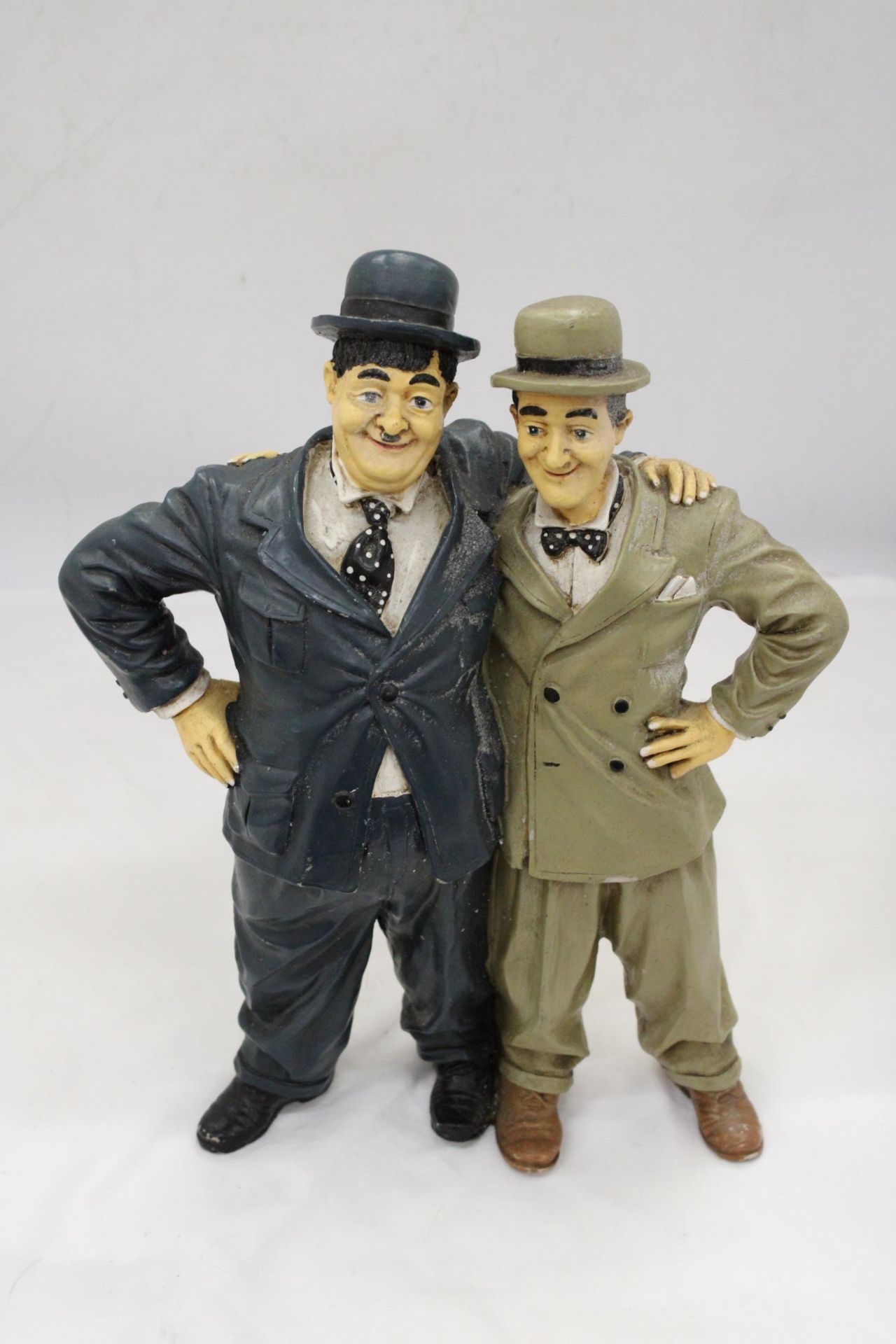 A LARGE FIGURE GROUP OF LAUREL AND HARDY, HEIGHT 37CM