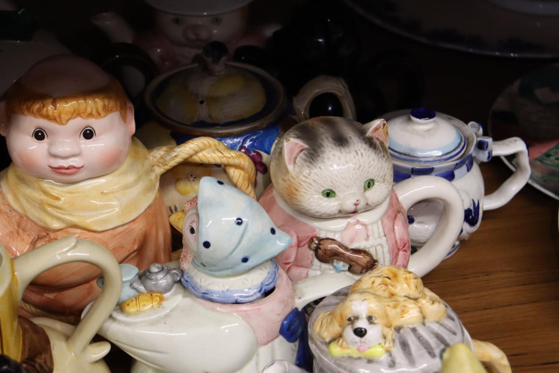 A LARGE COLLECTION OF NOVELTY TEAPOTS - Image 6 of 6