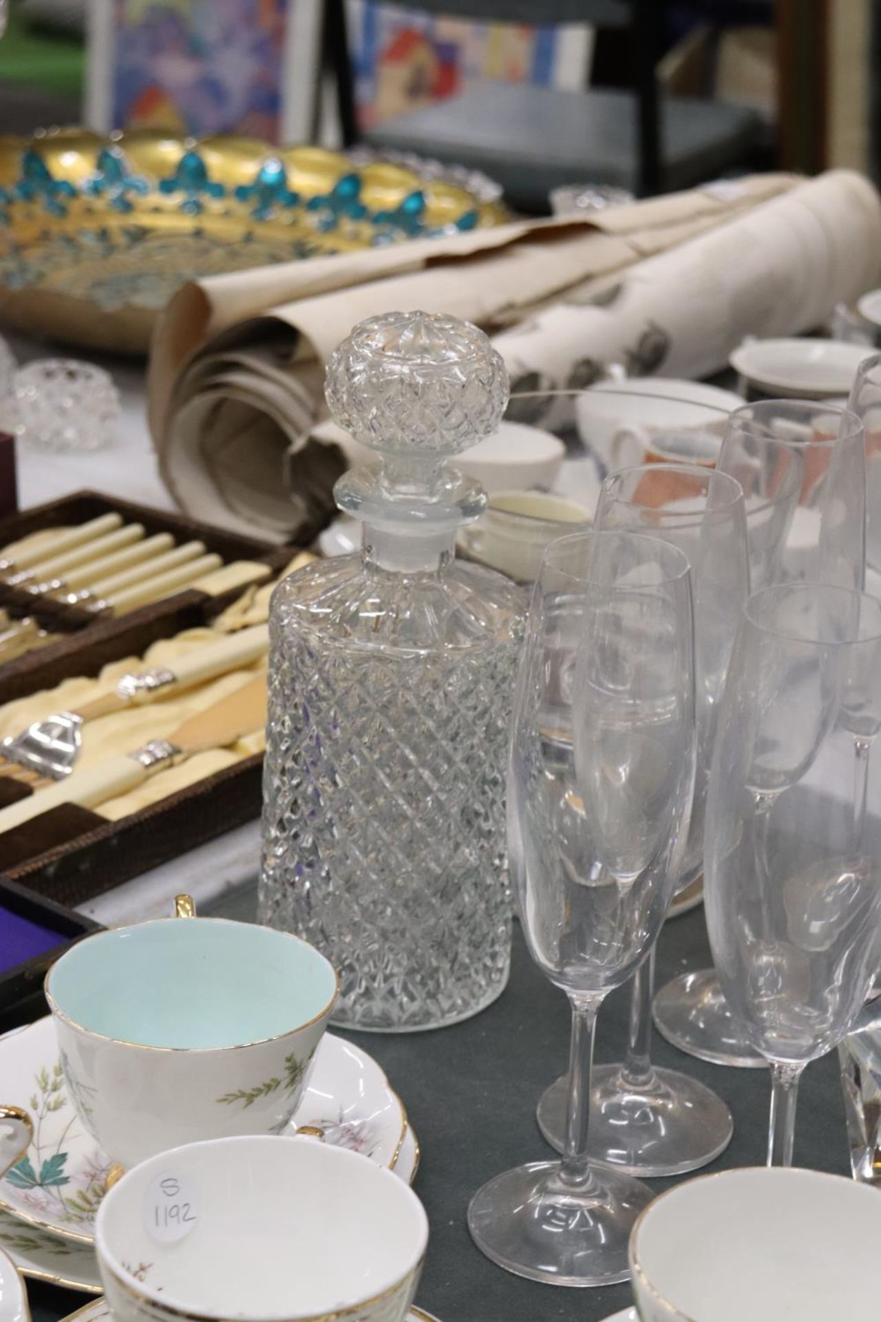 A QUANTITY OF GLASSWARE TO INCLUDE DRINKING GLASSES, PAPERWEIGHT, DECANTER, ETC., - Image 5 of 7