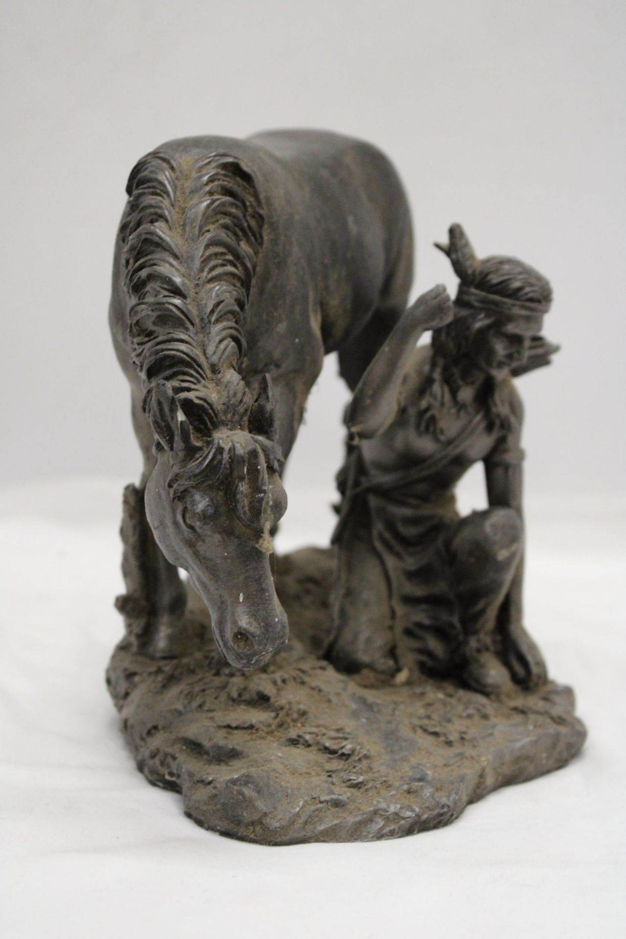 A LARGE HEAVY SOLID NATIVE AMERICAN AND HIS HORSE, HEIGHT 20CM, LENGTH 30CM - Bild 3 aus 5