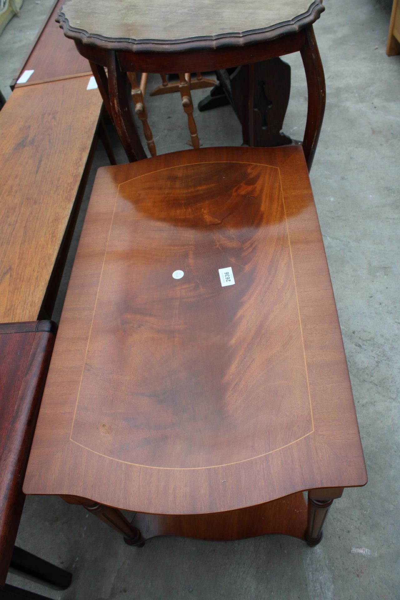 A MODERN MAHOGANY INLAID AND CROSSBANDED TWO TIER COFFEE TABLE ON TURNED AND FLUTED LEGS, 30" X 17" - Image 2 of 2