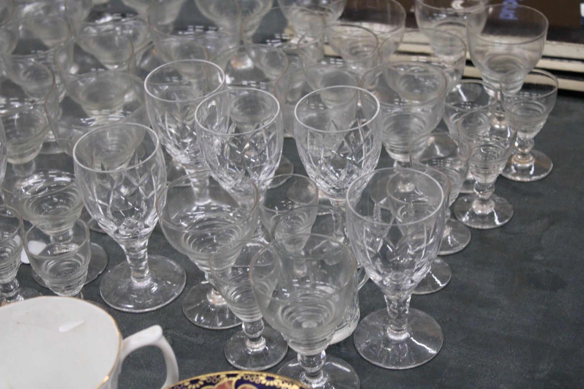 A LARGE QUANTITY OF GLASSES TO INCLUDE SHERRY, LIQUER, TUMBLERS, ETC - Image 3 of 5