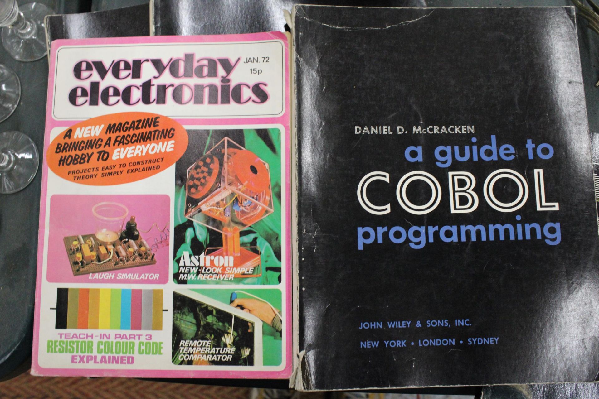 FIVE VINTAGE COMPUTER MANUALS - Image 2 of 3