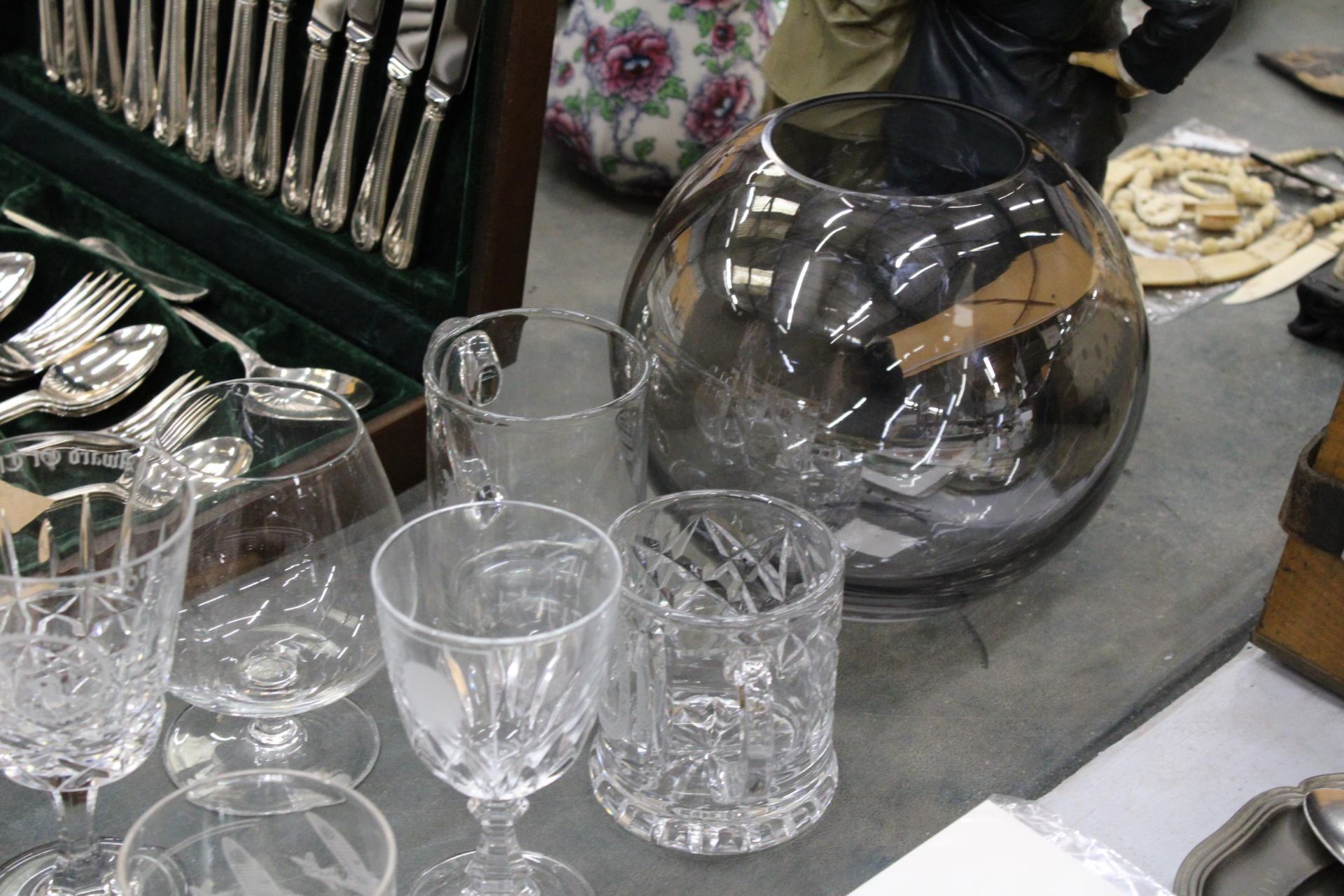 A LARGE QUANTITY OF GLASSWARE TO INCLUDE BOWLS, TANKARDS, VASES, KNIFE RESTS, WINE GLASSES - Image 4 of 9