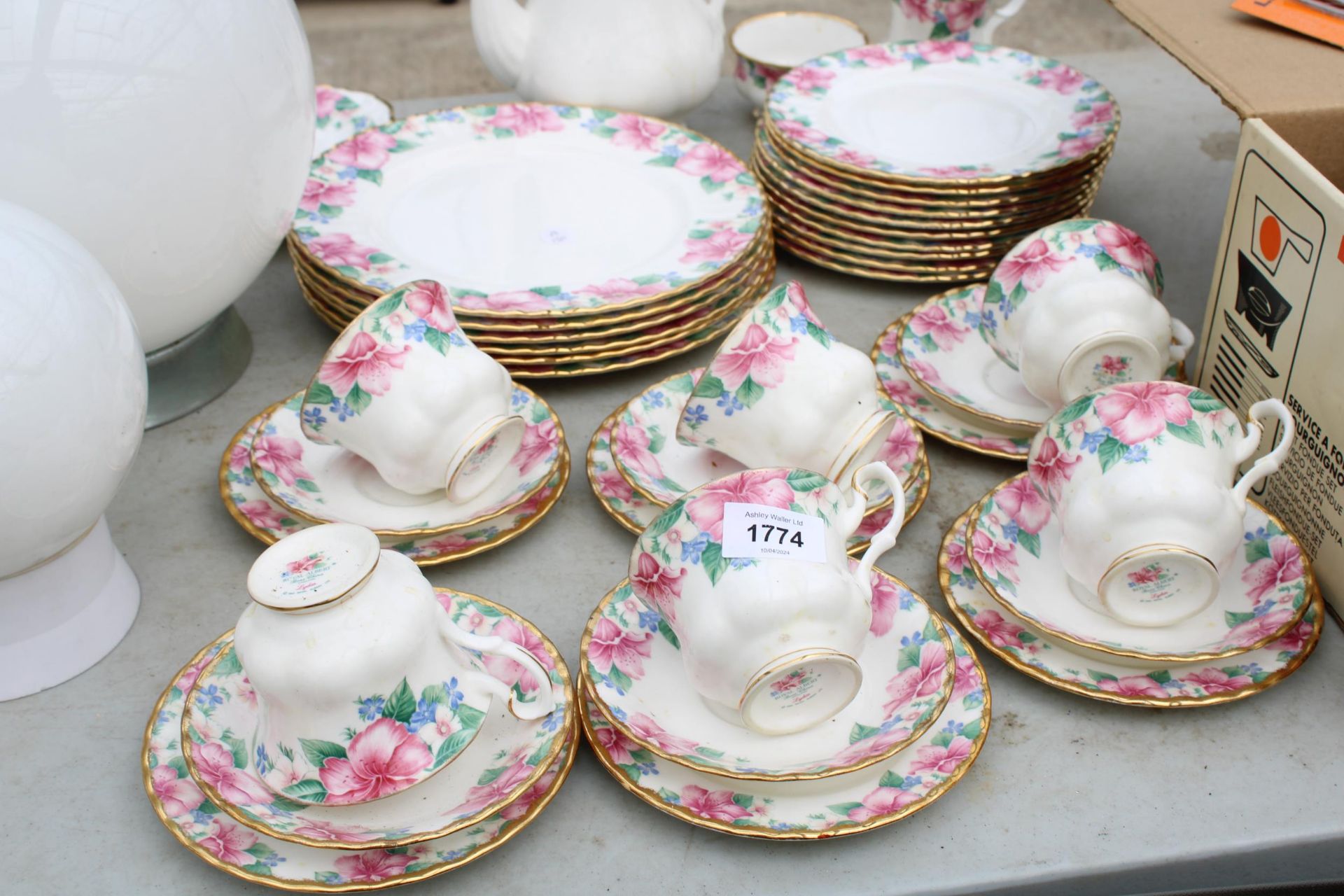 A THIRTY EIGHT PIECE ROYAL ALBERT LYDIA DINNER SERVICE - Image 2 of 2