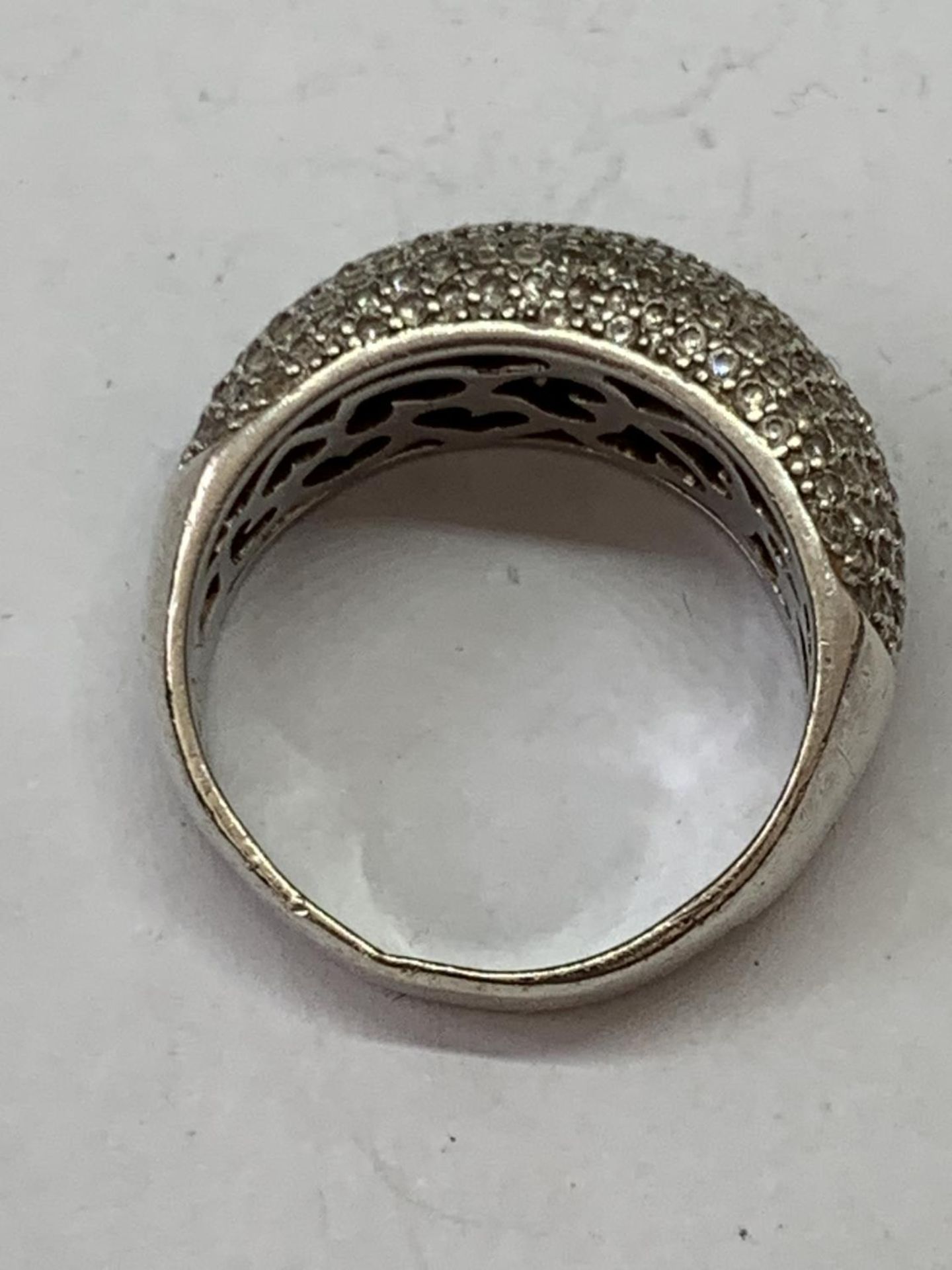 A SILVER RING IN A PRESENTATION BOX - Image 3 of 3