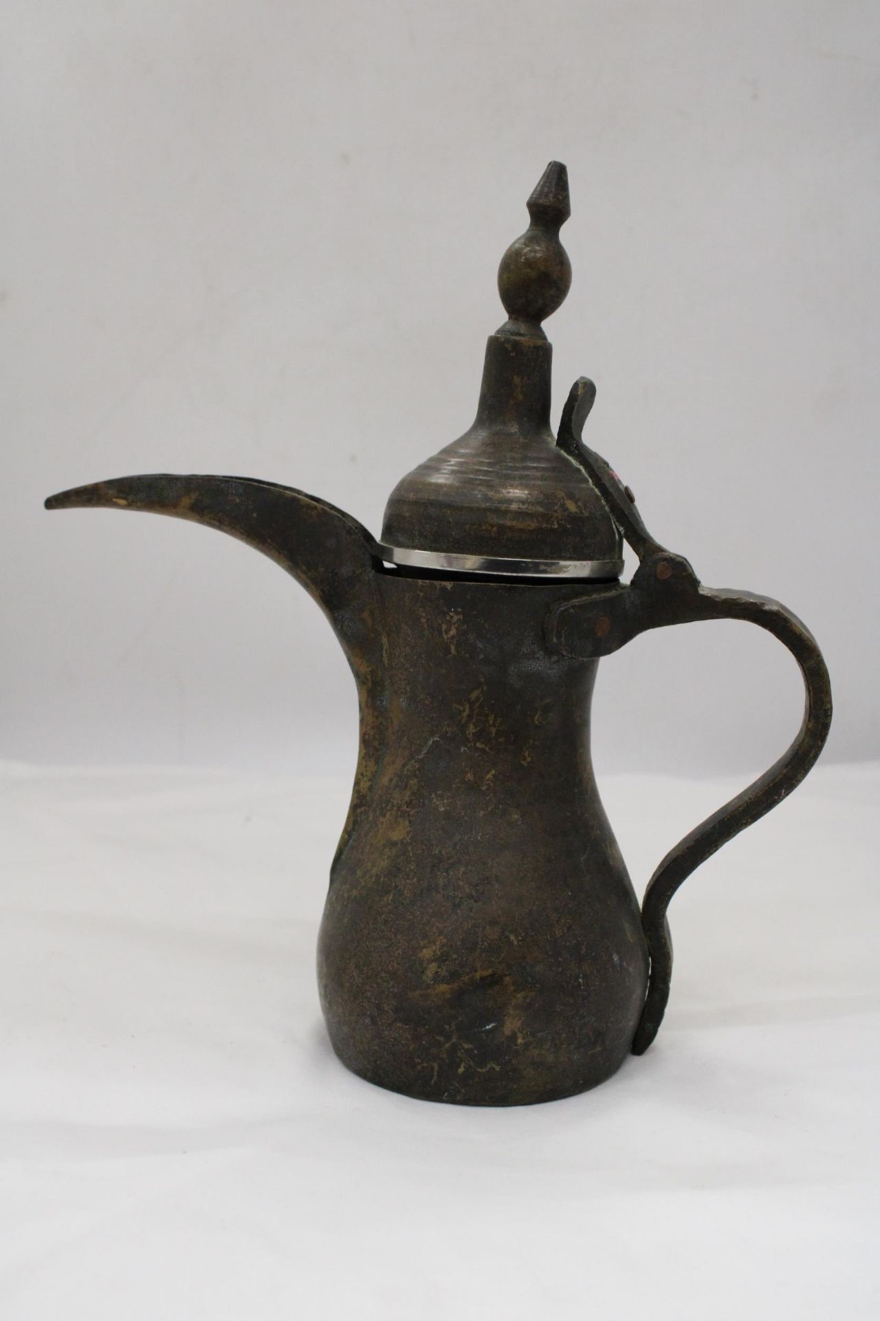 A VINTAGE EASTERN COFFEE POT, HEIGHT 30CM - Bild 2 aus 5