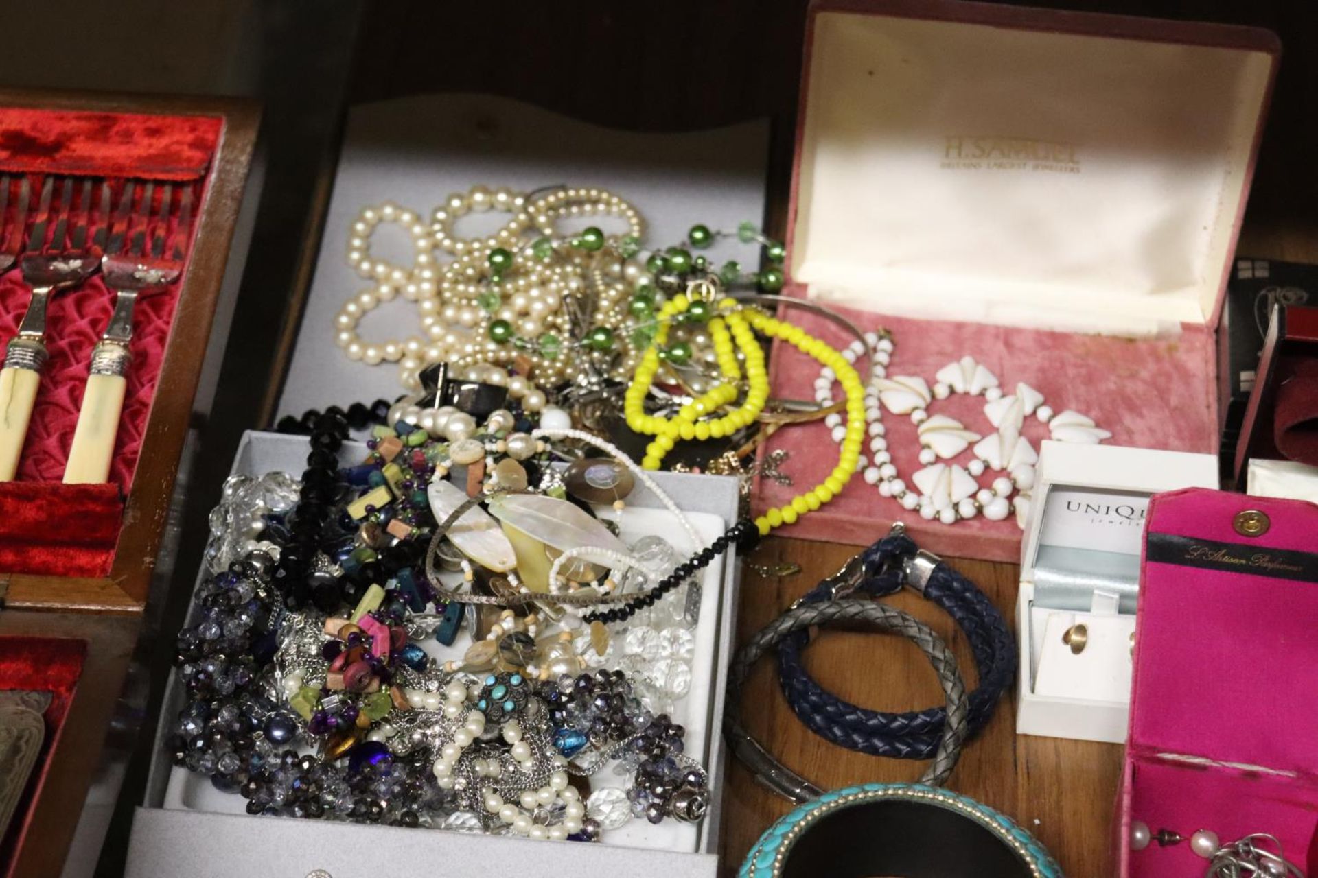 A LARGE QUANTITY OF COSTUME JEWELLERY TO INCLUDE, WATCHES, BROOCHES, NECKLACES, BRACELETS, EARRINGS, - Image 2 of 6