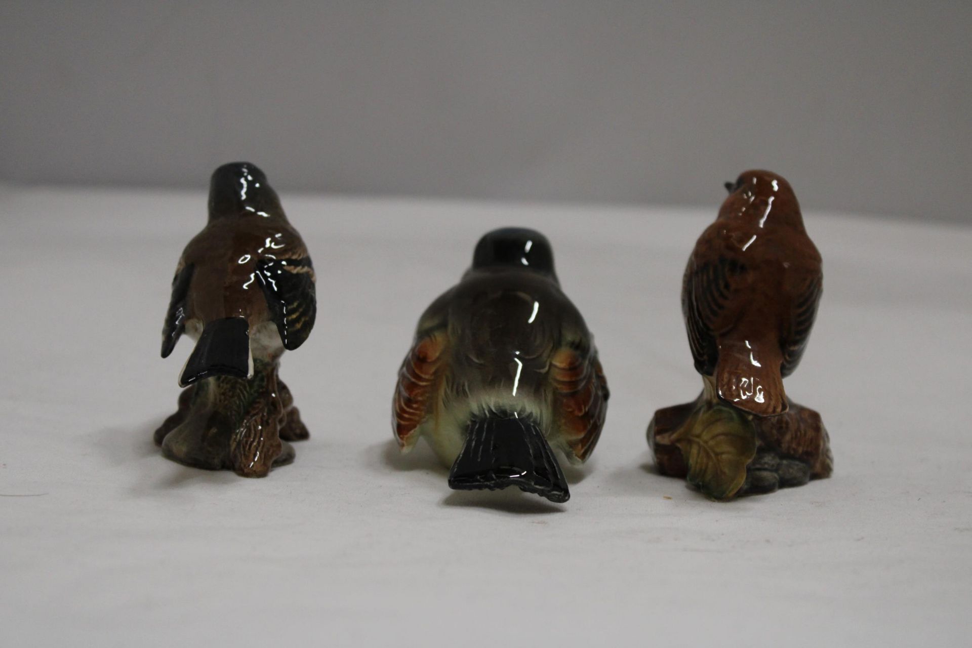 TWO BESWICK BIRDS TO INCLUDE A CHAFFINCH AND A ROBIN TOGETHER WITH GOEBEL SPARROW - Image 4 of 6