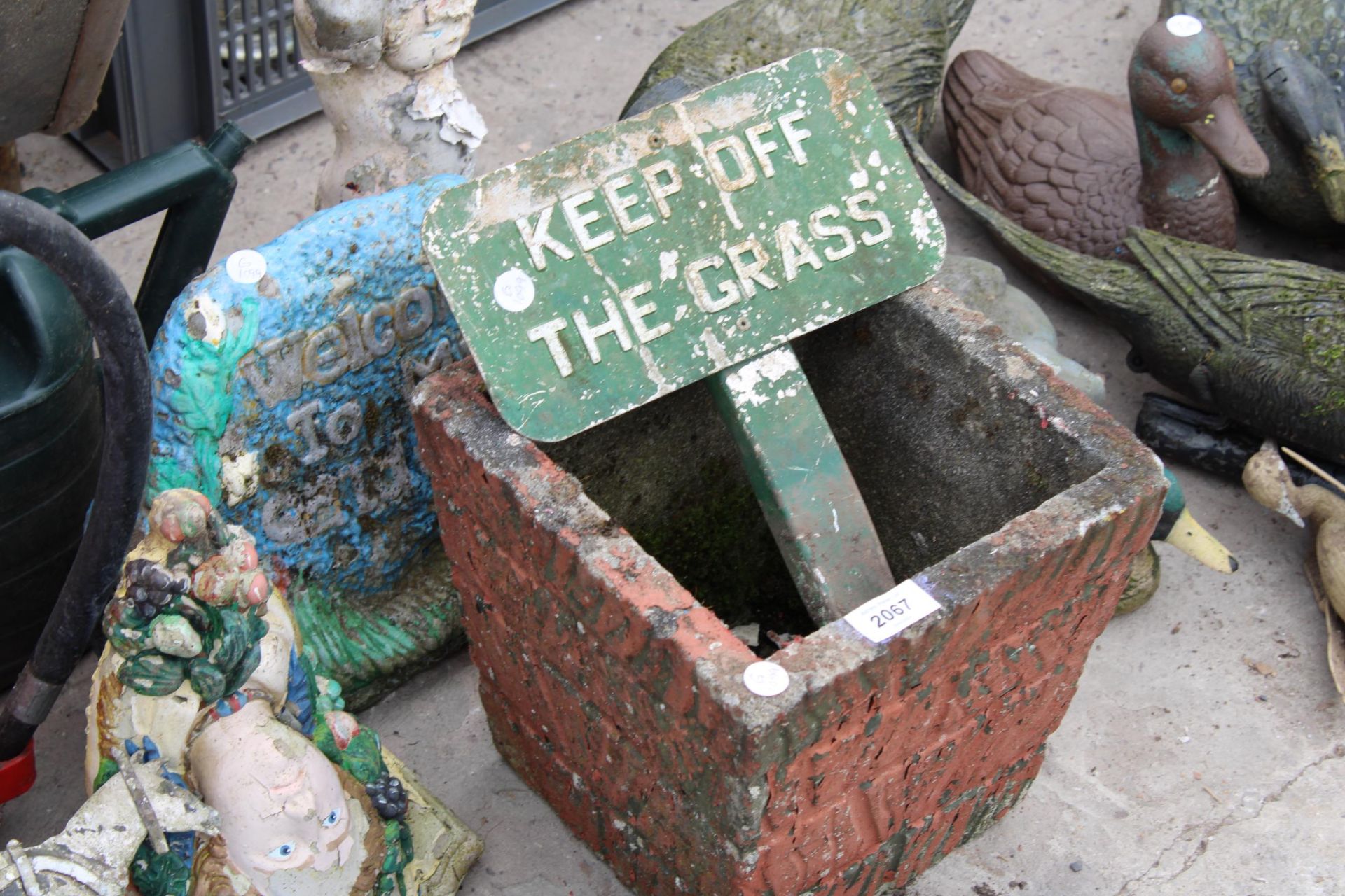 AN ASSORTMENT OF GARDEN ITEMS TO INCLUDE SIGNS, GNOMES AND WATERING CANS ETC - Image 2 of 5