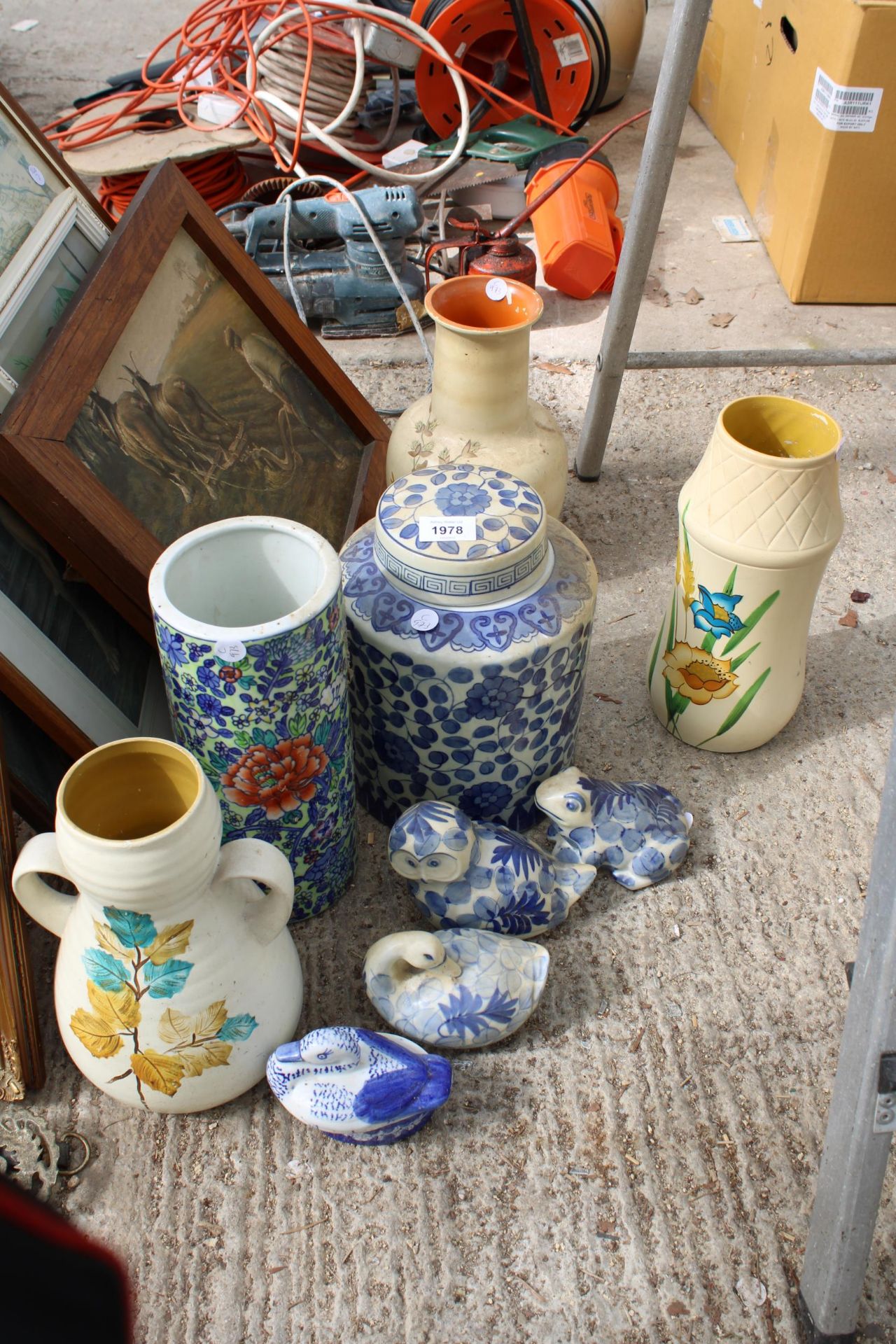 AN ASSORTMENT OF ITEMS TO INCLUDE FRAMED PRINTS, HORSE BRASSES AND CERAMICS ETC - Image 2 of 4