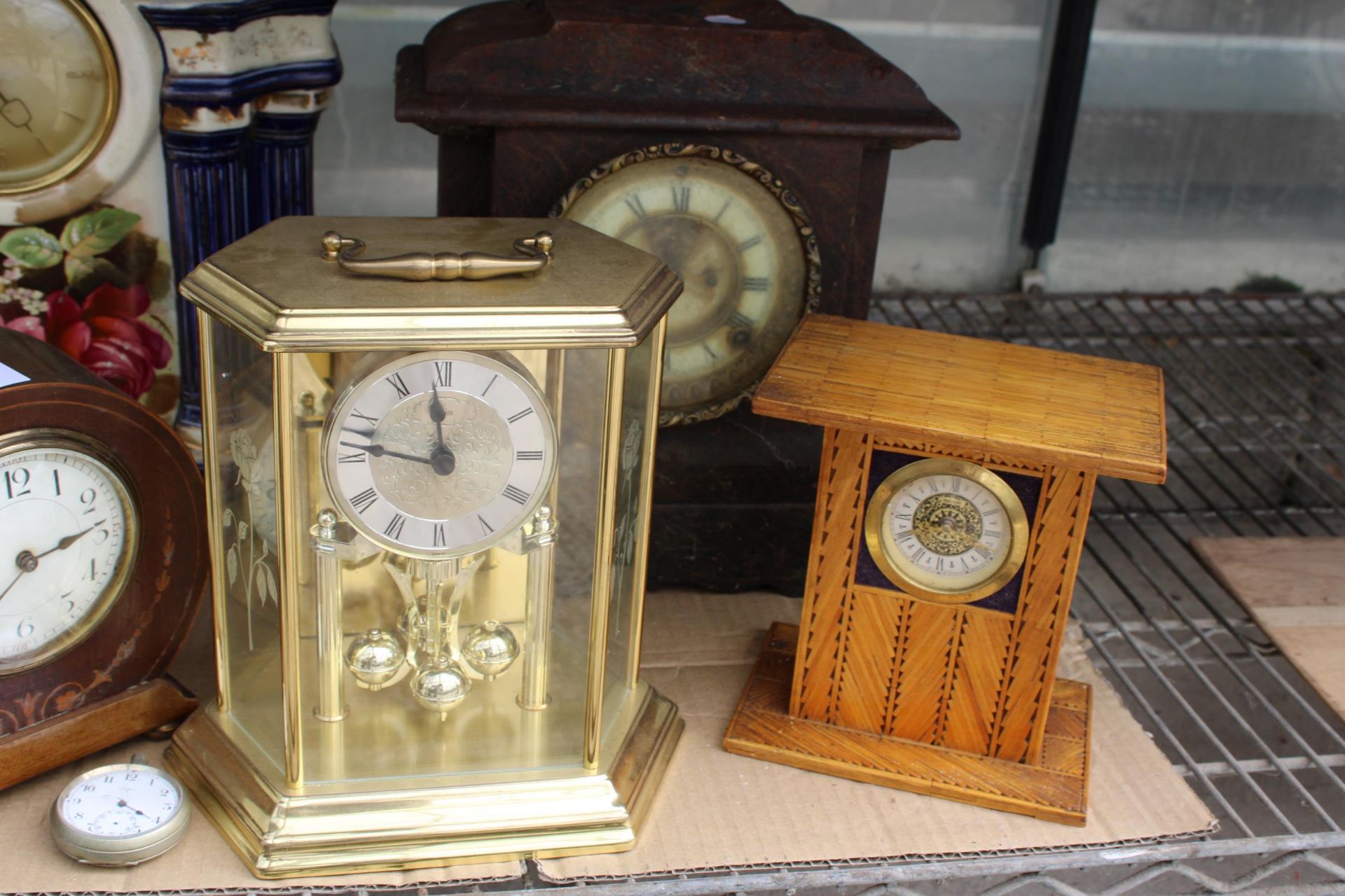 AN ASSORTMENT OF VINTAGE CLOCKS TO INCLUDE A CERAMIC MANTLE CLOCK, AN ANIVERSARY CLOCK AND A - Image 5 of 6