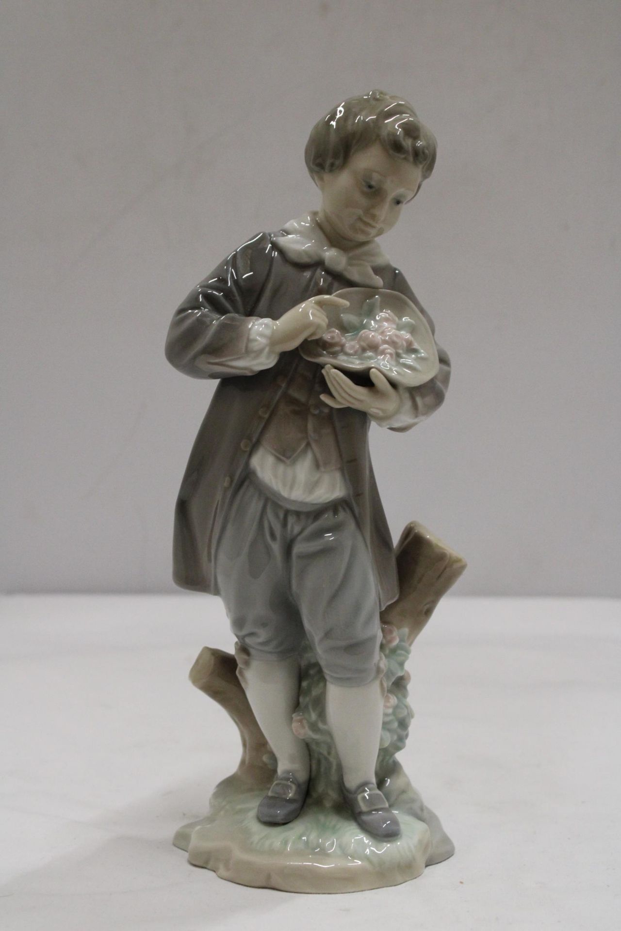 A LLADRO FIGURE OF DONCEL WITH ROSES - Image 2 of 6