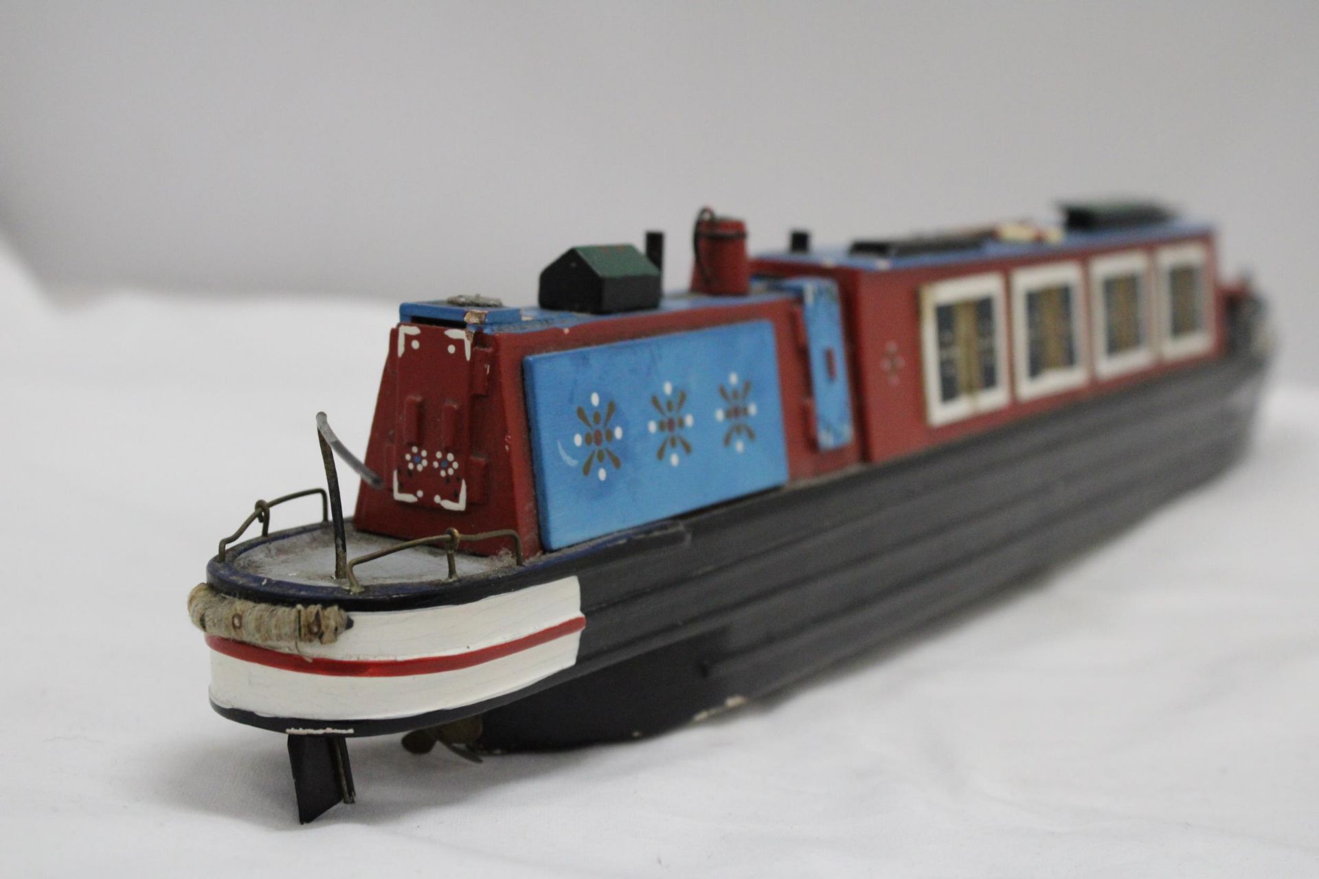 A HANDBUILT AND HANDPAINTED CANAL BARGE, LENGTH 53CM, HEIGHT 9CM - Image 3 of 6