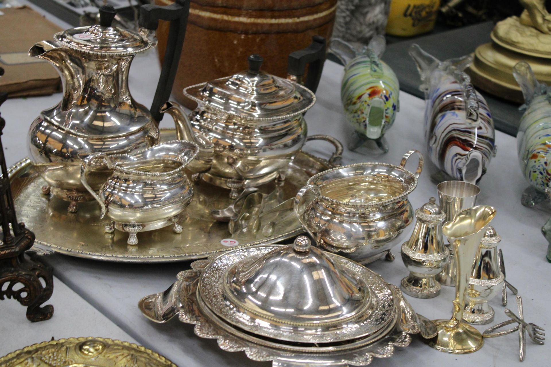 A QUANTITY OF SILVER PLATED ITEMS TO INCLUDE A TRAY, TEAPOT, COFFEE POT, CREAM JUG, SUGAR BOWL, - Image 2 of 6