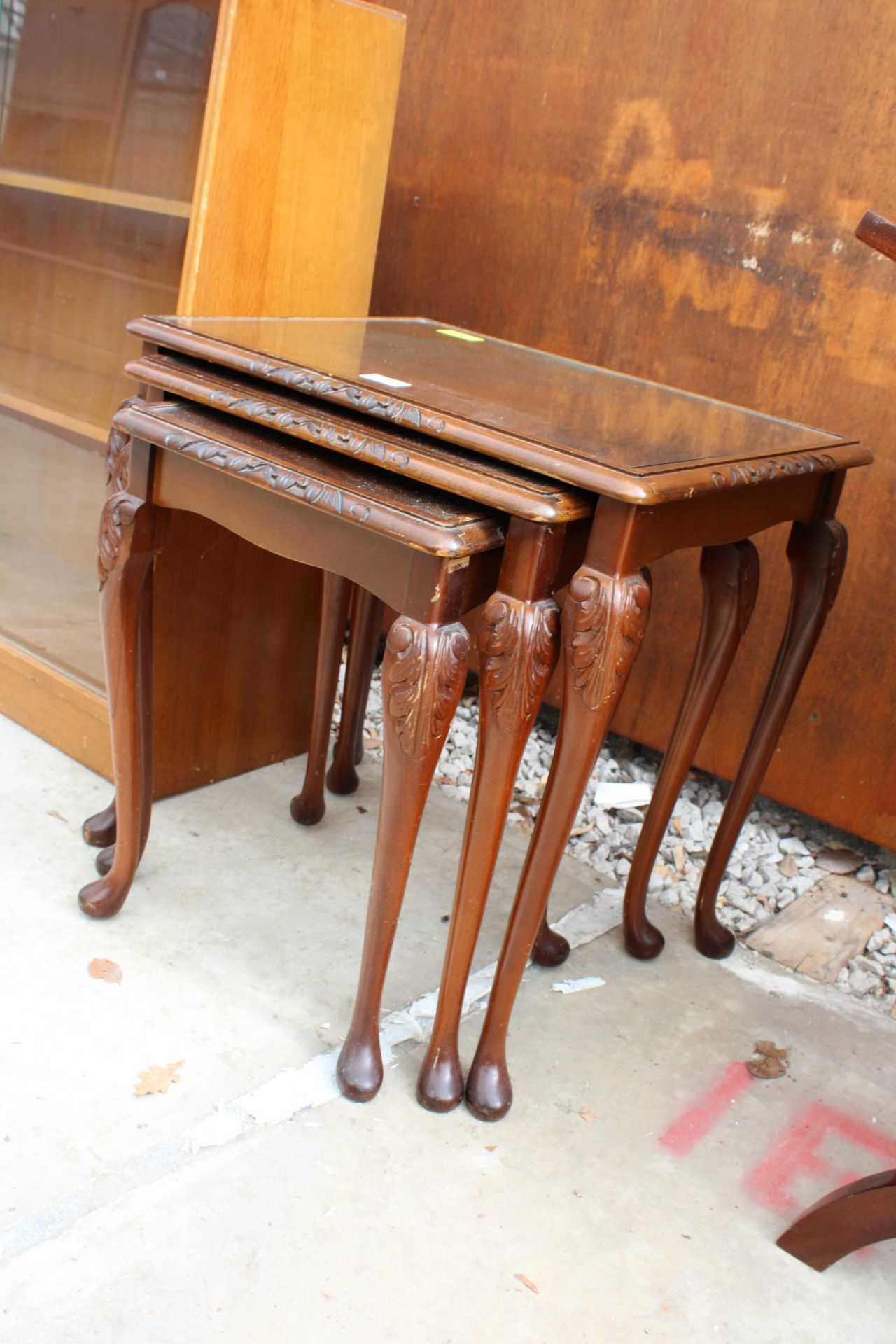 A MAHOGANY NEST OF THREE TABLES ON CABRIOLE LEGS - Image 2 of 4