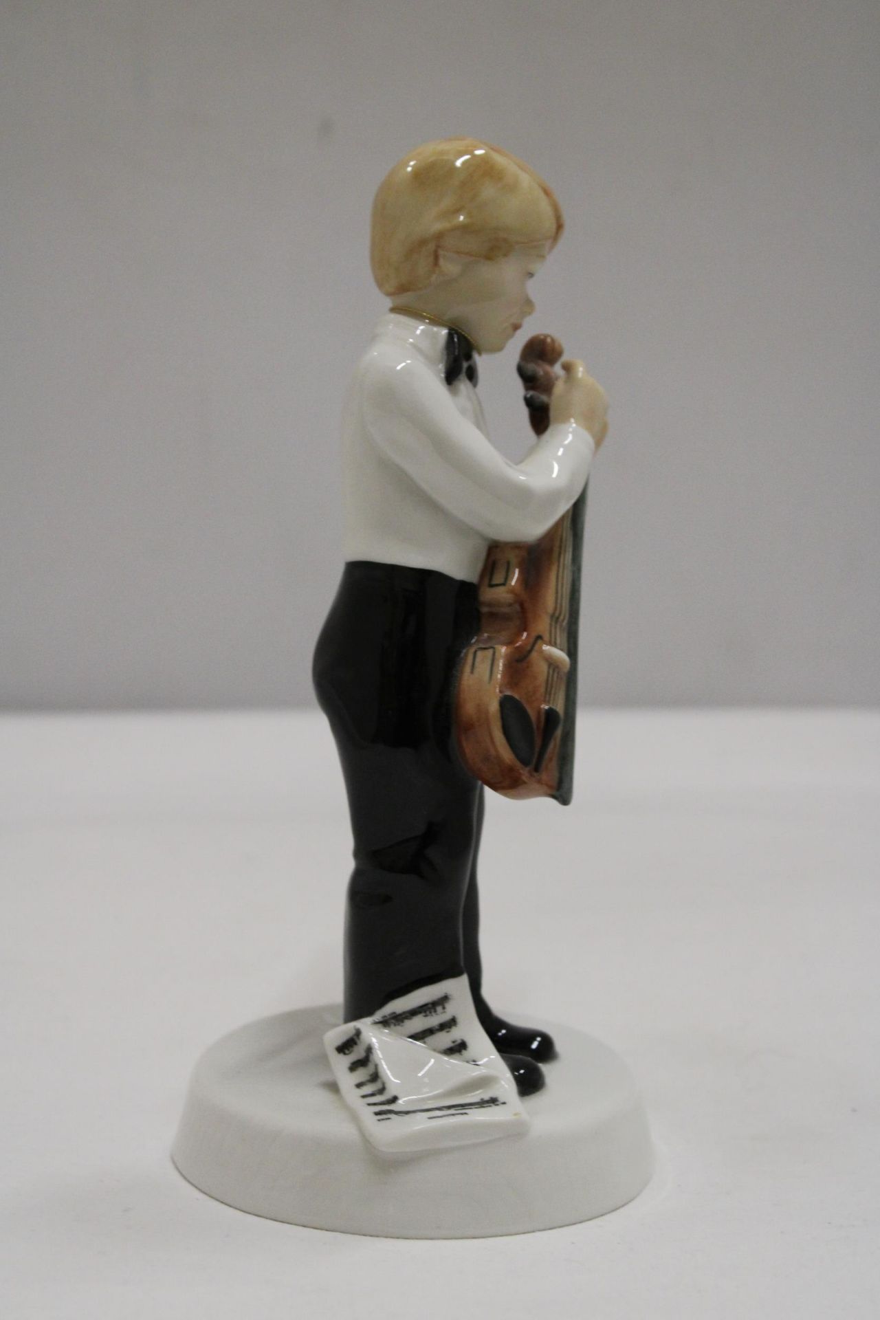 A ROYAL DOULTON CHILDHOOD DAYS "I'M NEARLY READY" FIGURE HN 2976 - Image 3 of 6