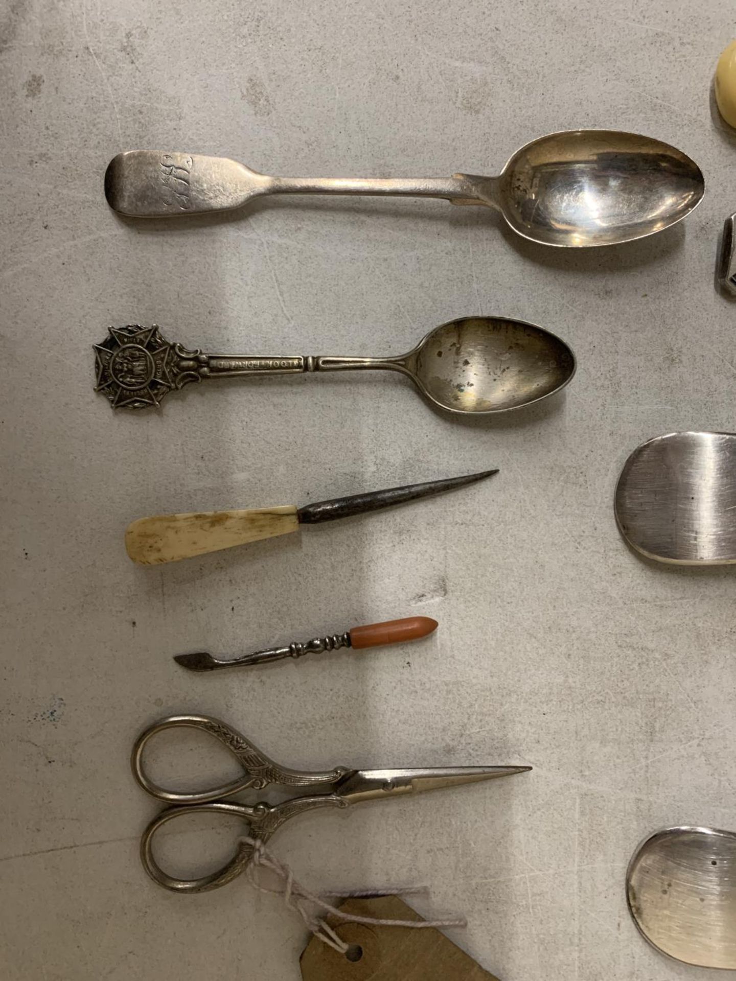 A QUANTITY OF VINTAGE FLATWARE TO INCLUDE A LARGE BERRY SPOON, SERVING SPOONS, MUFFIN FORK, SCISSORS - Image 3 of 4